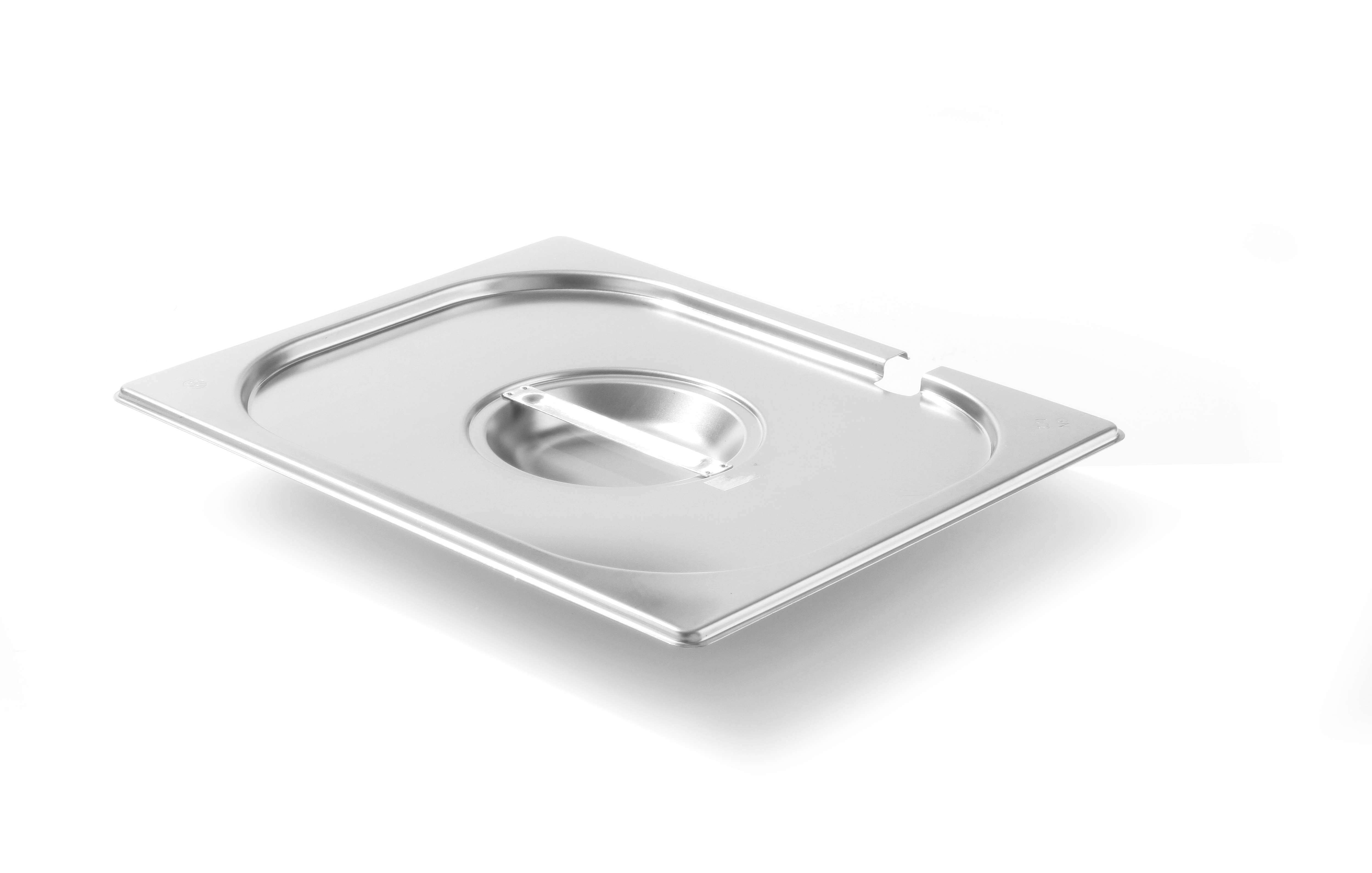 Coperchio per vaschetta in acciaio inox con manico, angolato su sfondo bianco.