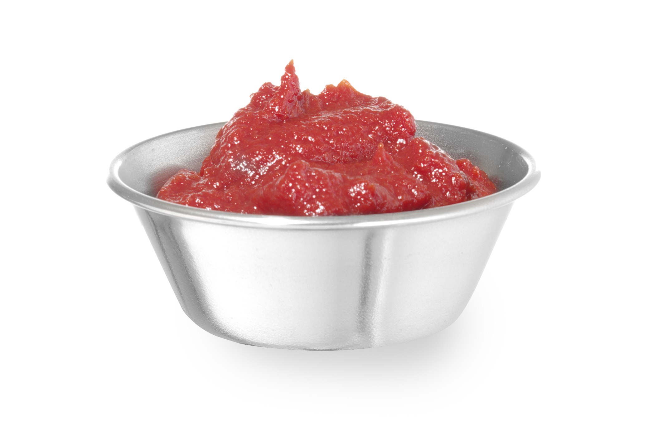 Piccola ciotola in acciaio inox con salsa di pomodoro rossa su bianco.