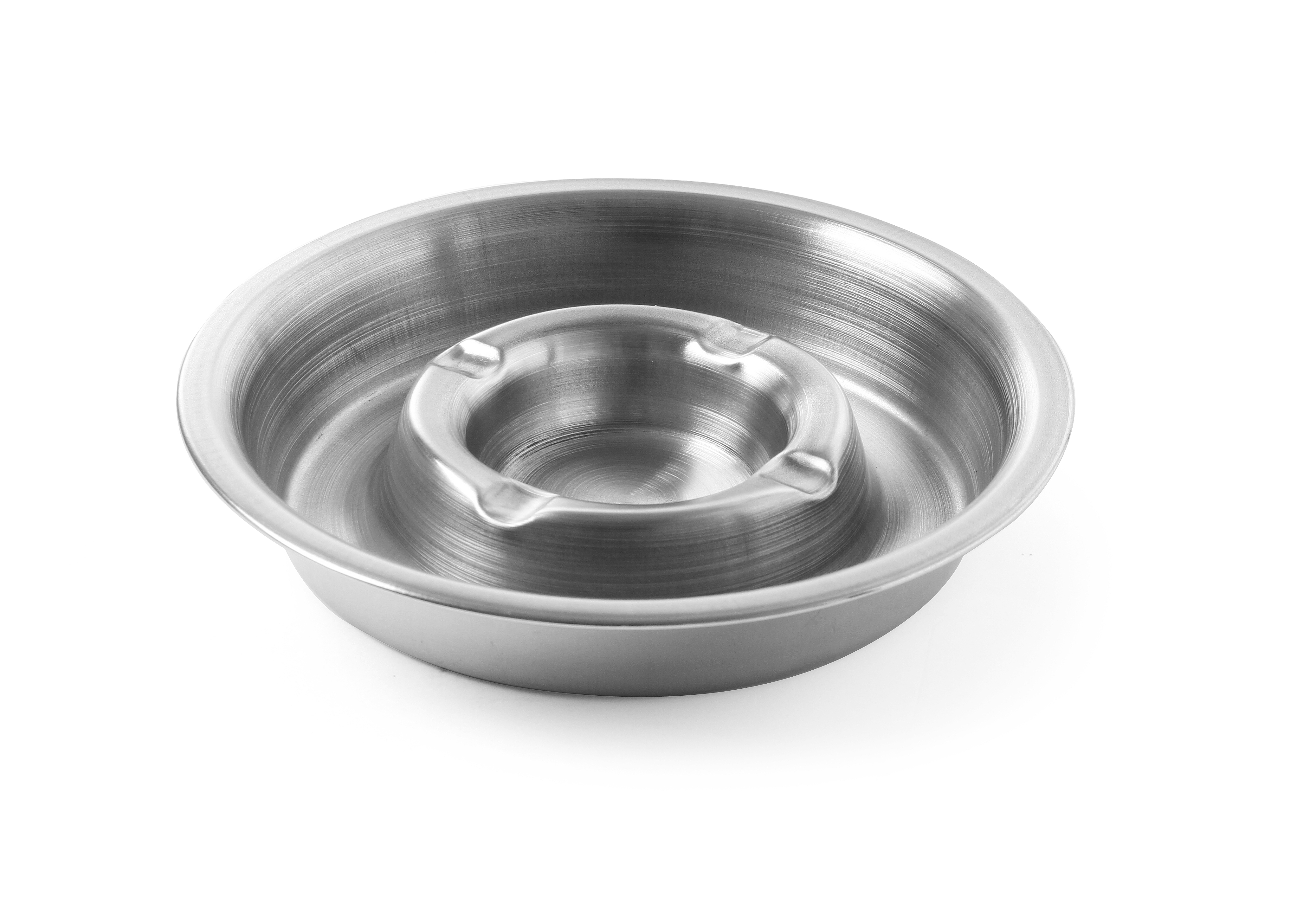 Un posacenere in acciaio inox con portacigarette centrale, su bianco.