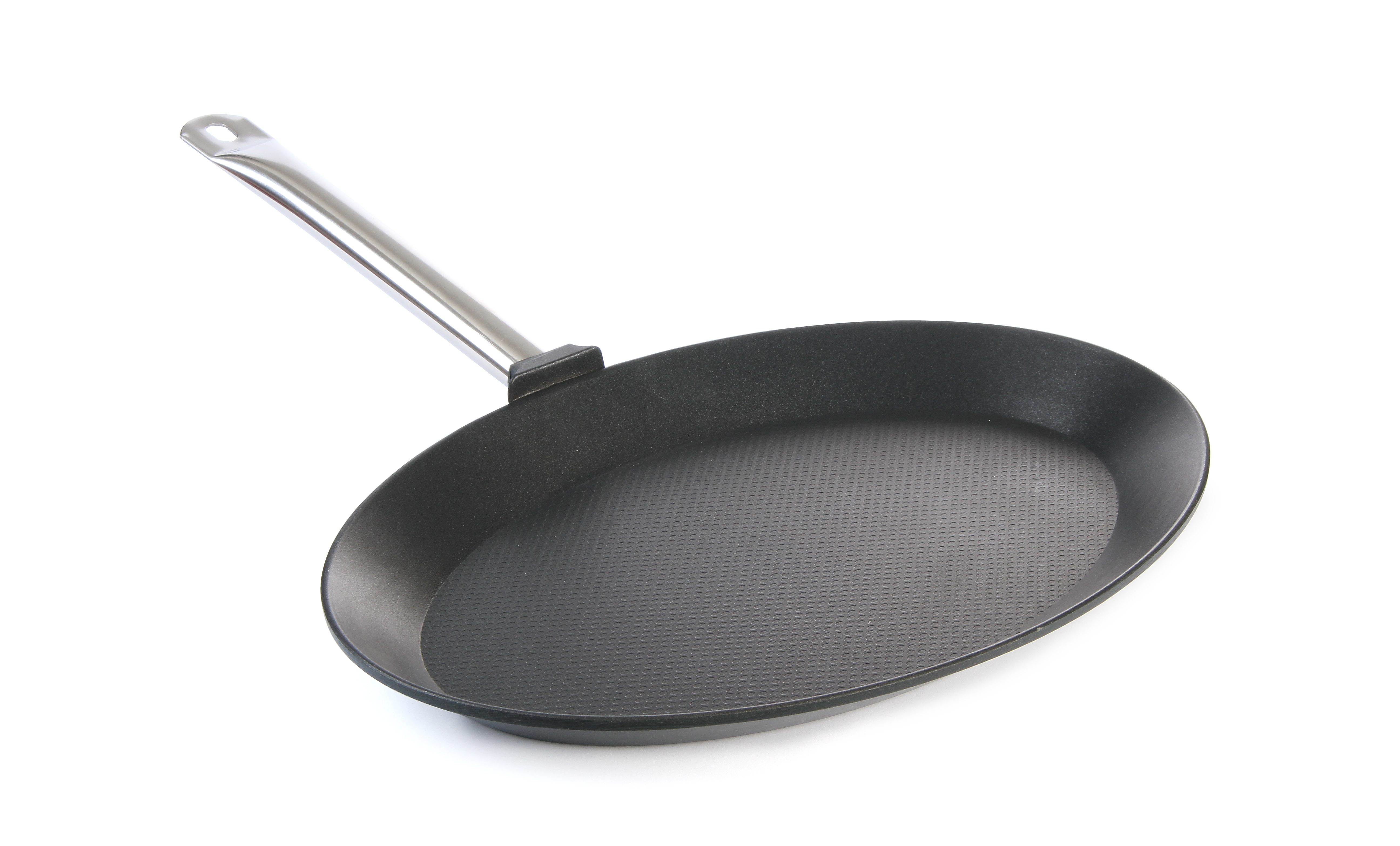 Padella ovale nera con manico argentato, su sfondo bianco.