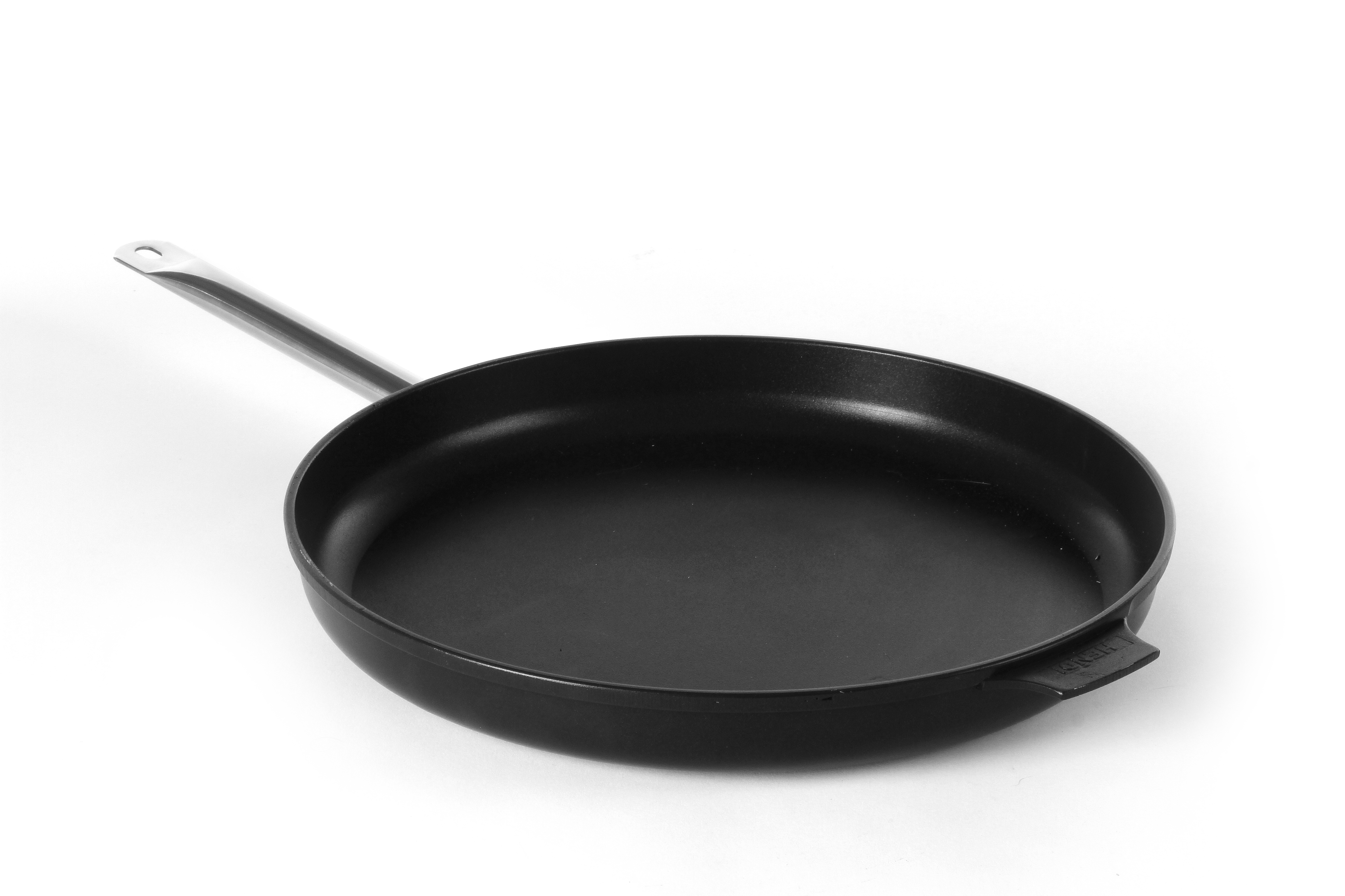 Una padella nera con manico argentato, su sfondo bianco. La padella è vuota.