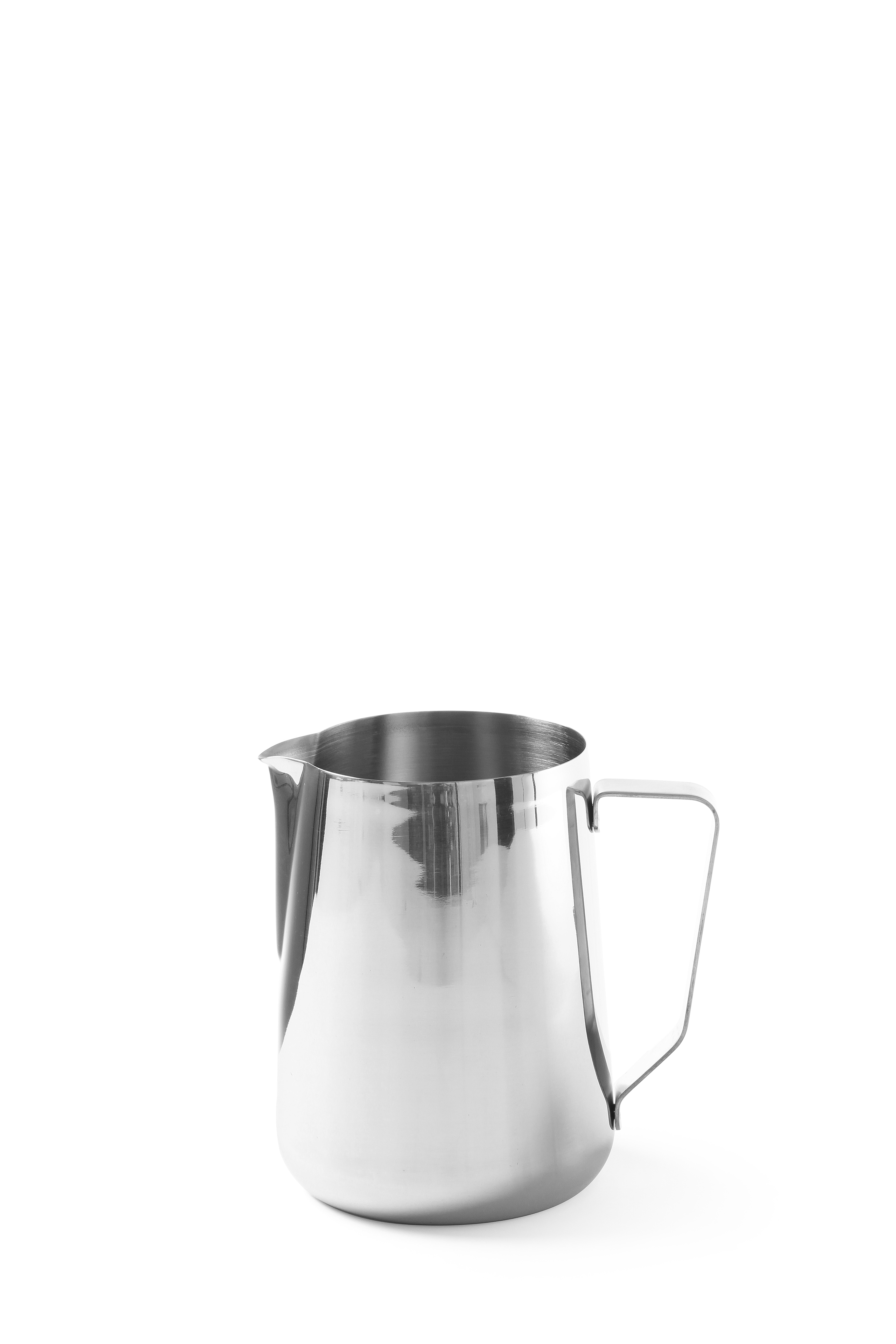 Una brocca in acciaio inox con manico, su sfondo bianco.