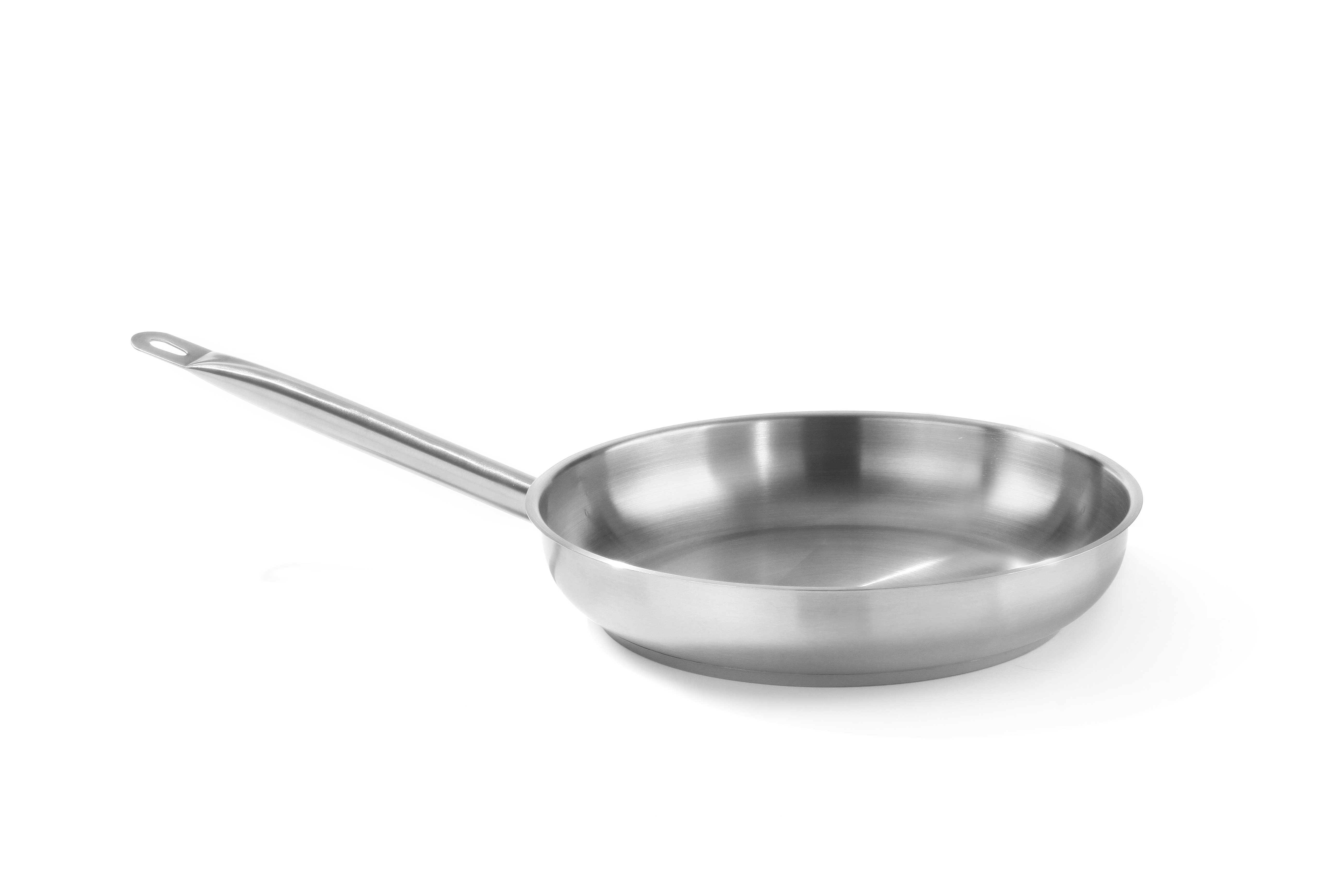 Una padella in acciaio inossidabile con un lungo manico su una superficie bianca.