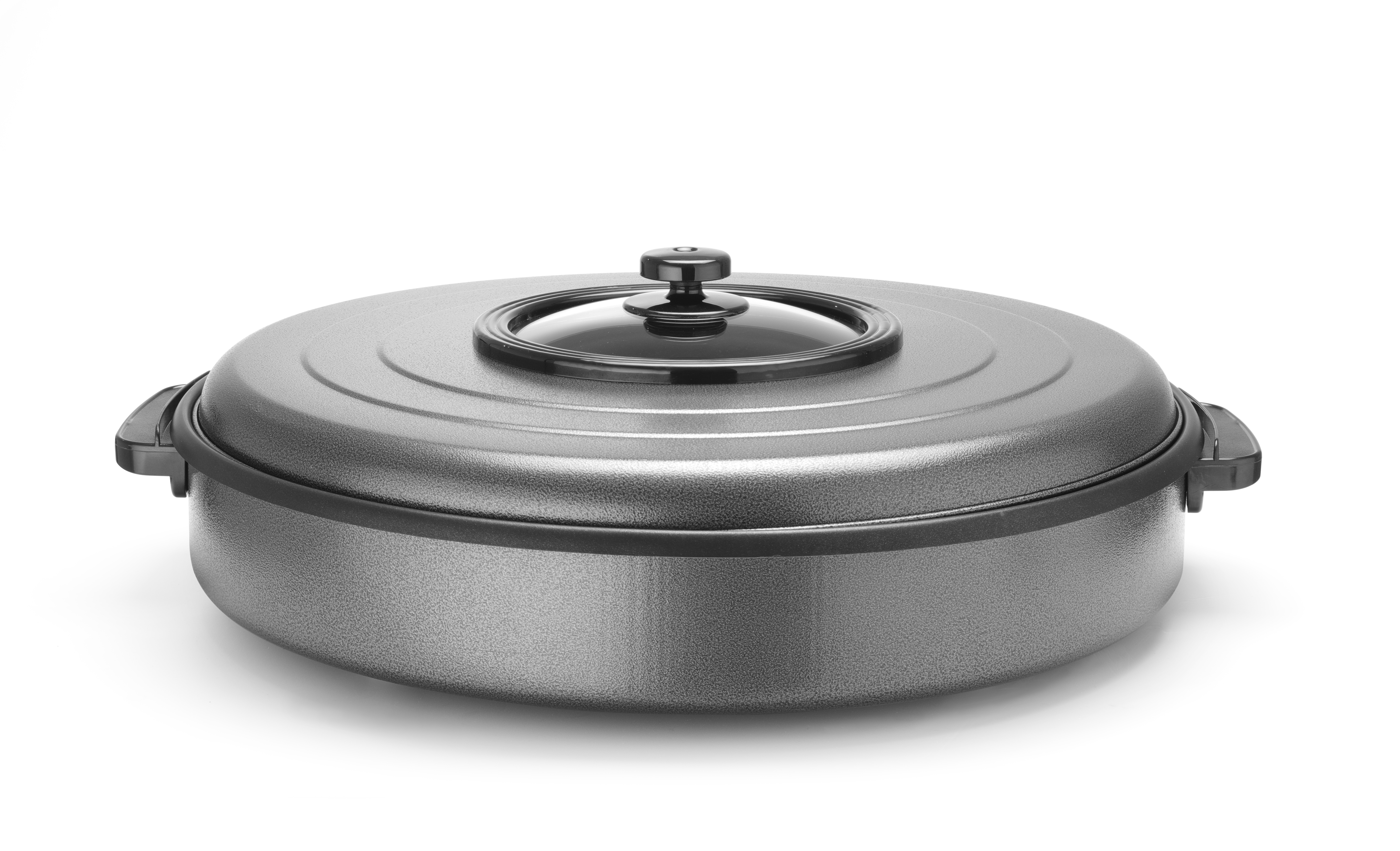 Una casseruola rotonda in metallo grigio con coperchio in vetro e manici.