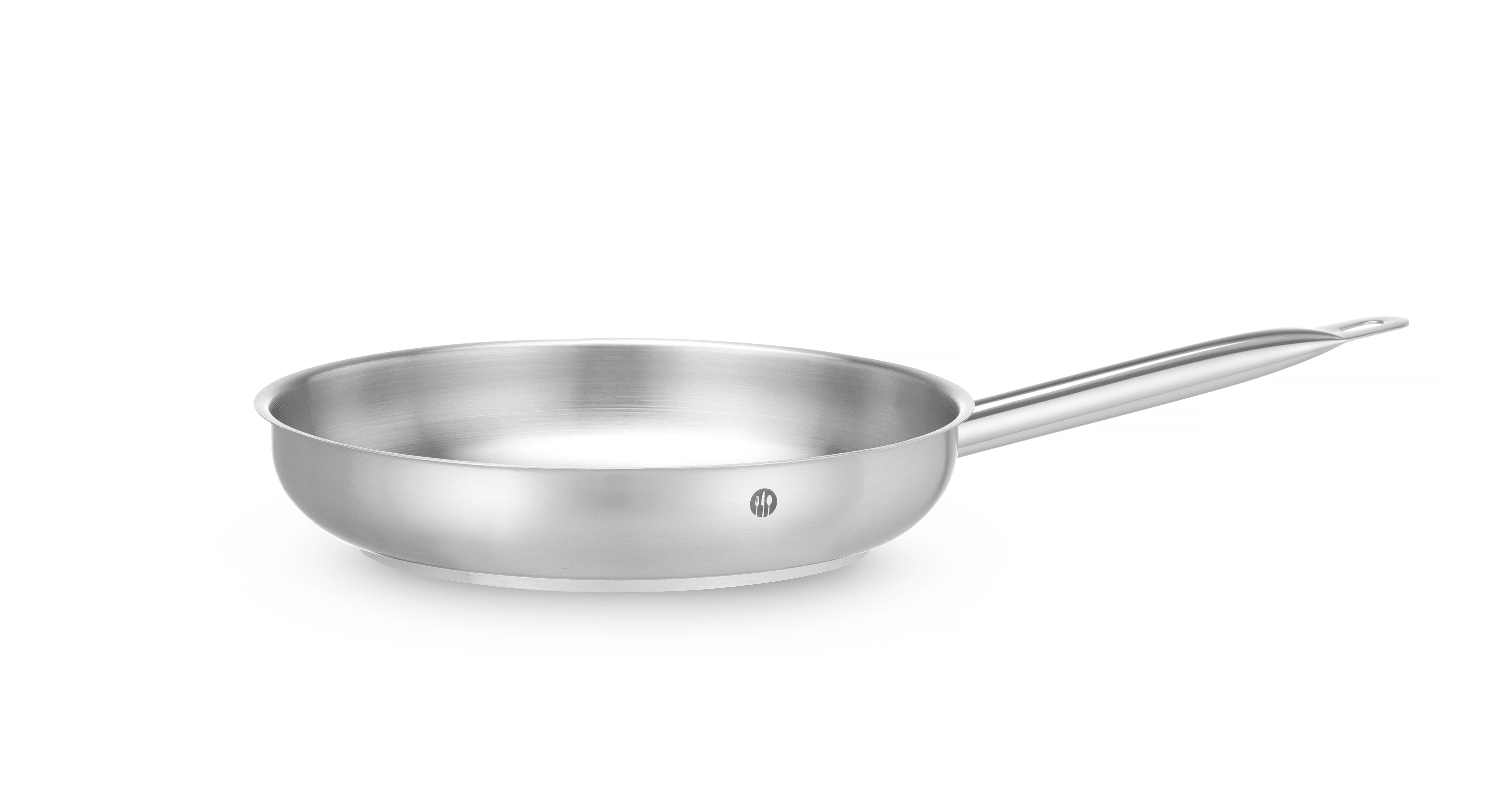 Padella lucida in acciaio inox con manico lungo. È su una superficie bianca.