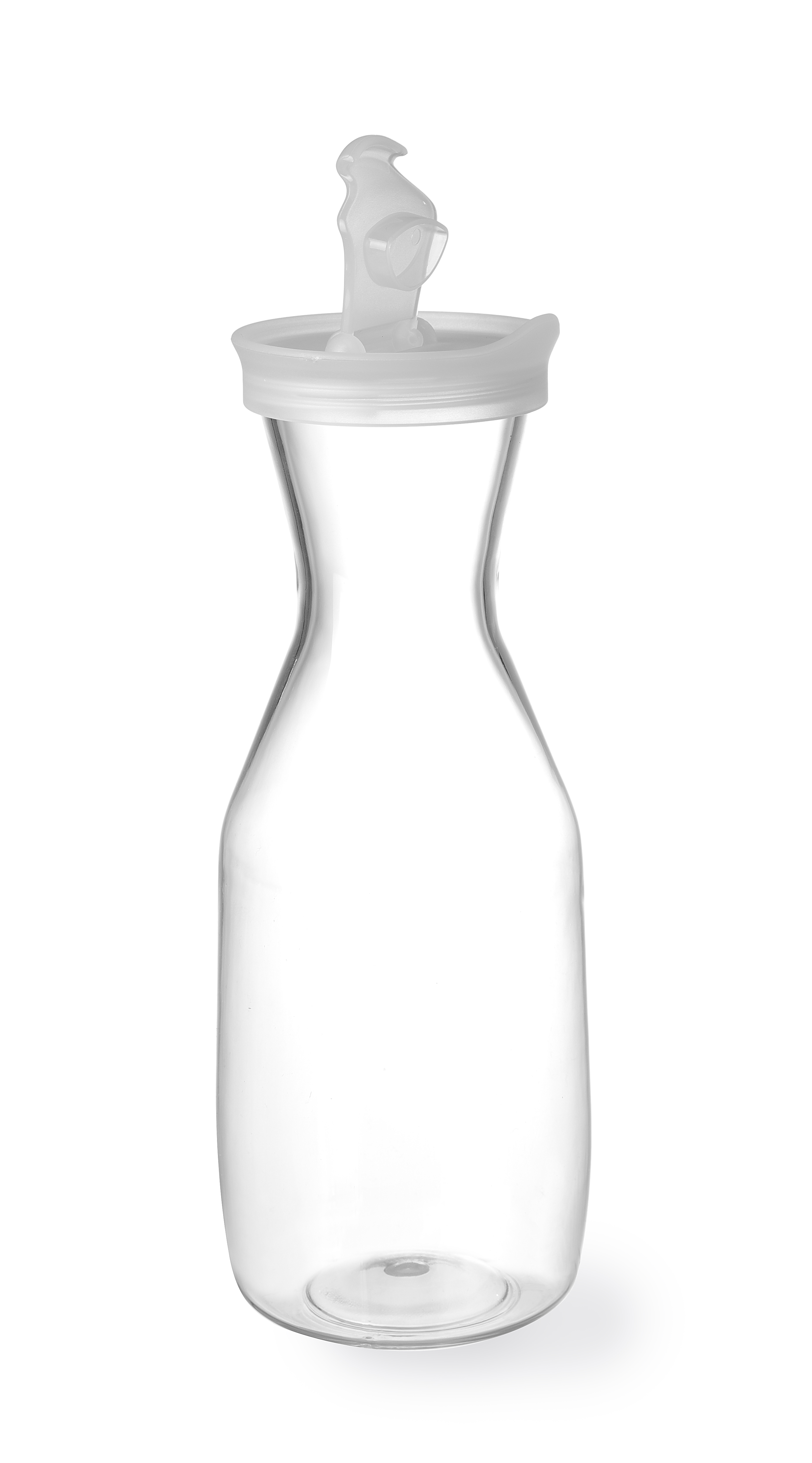 Una caraffa di vetro trasparente con un beccuccio di plastica bianca, su bianco.