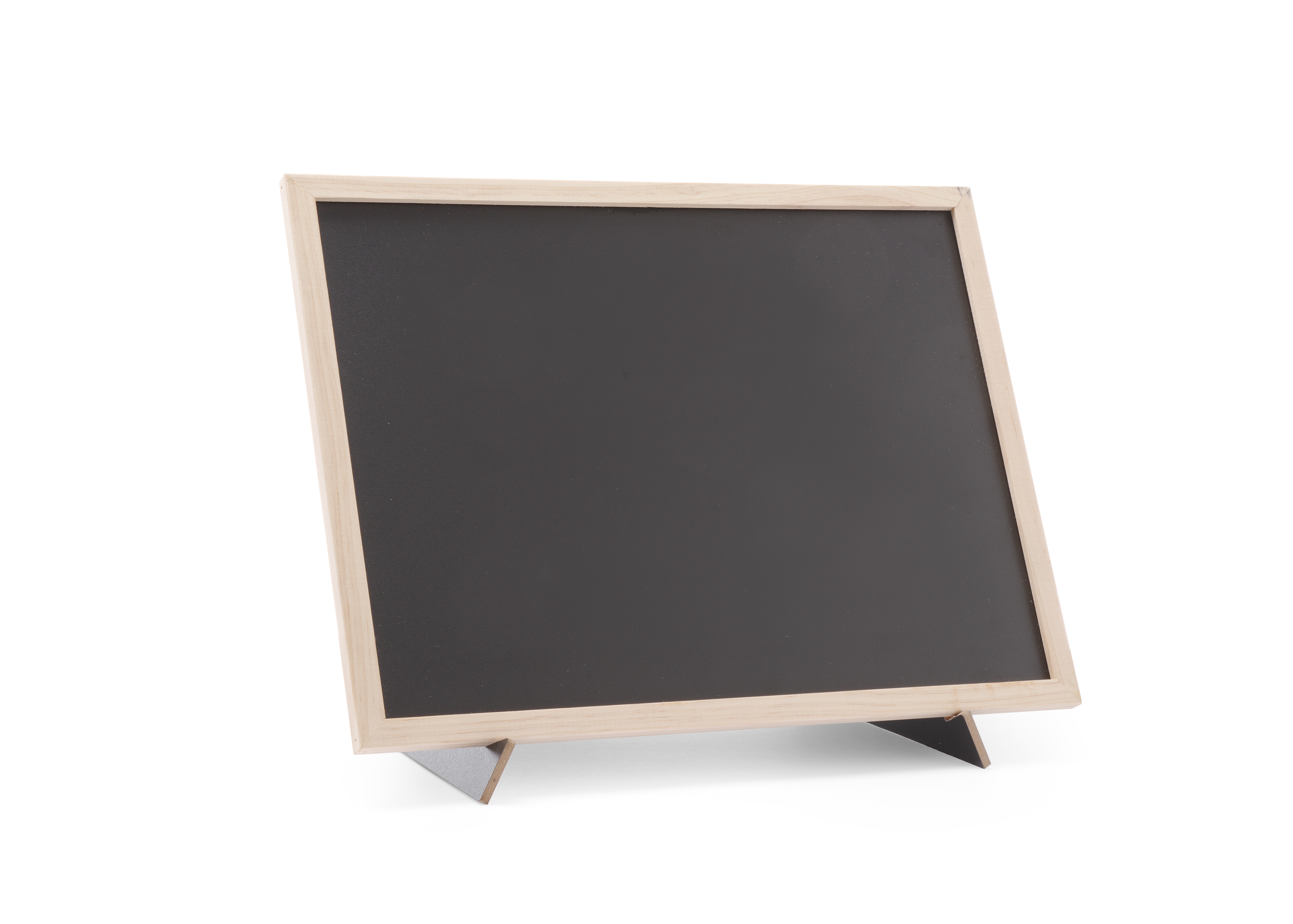 Lavagna con cornice in legno chiaro, angolata su superficie bianca. Due supporti in legno.