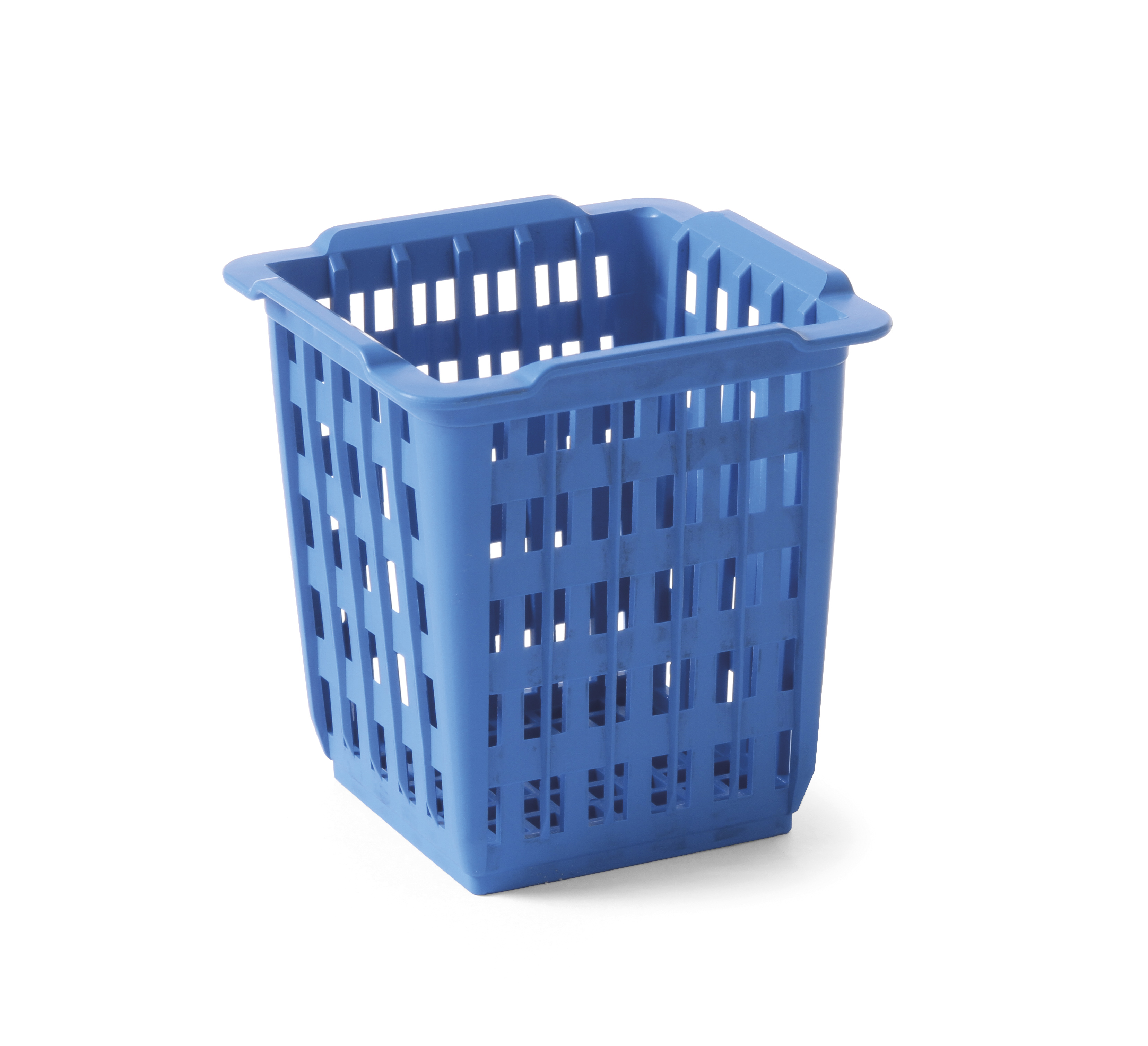 Un cestino quadrato di plastica blu con fori. Sfondo bianco.
