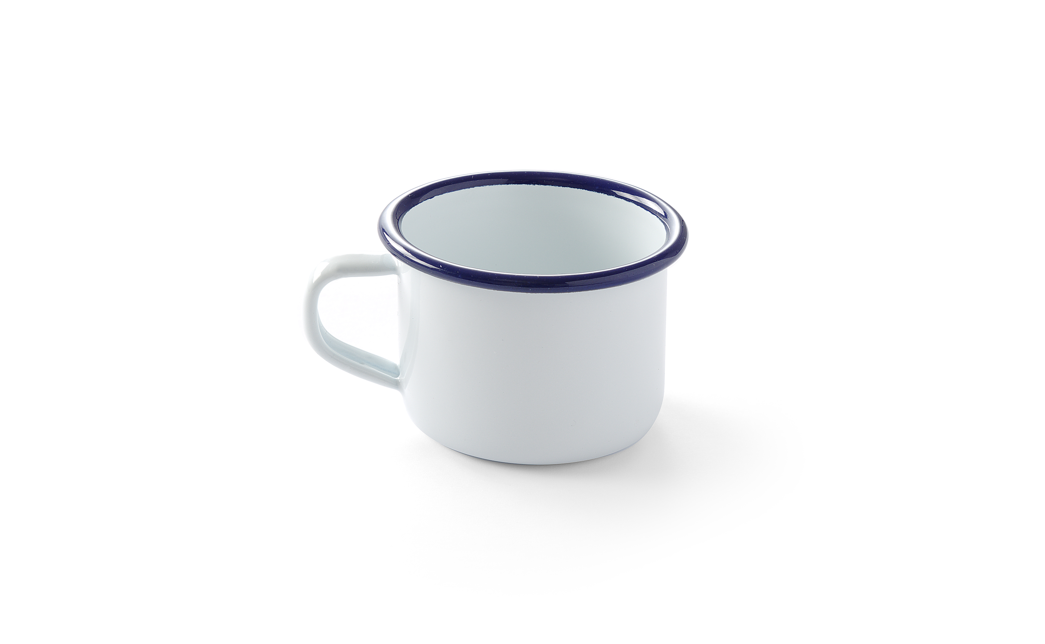 Una tazza smaltata bianca con bordo e manico blu su superficie bianca.