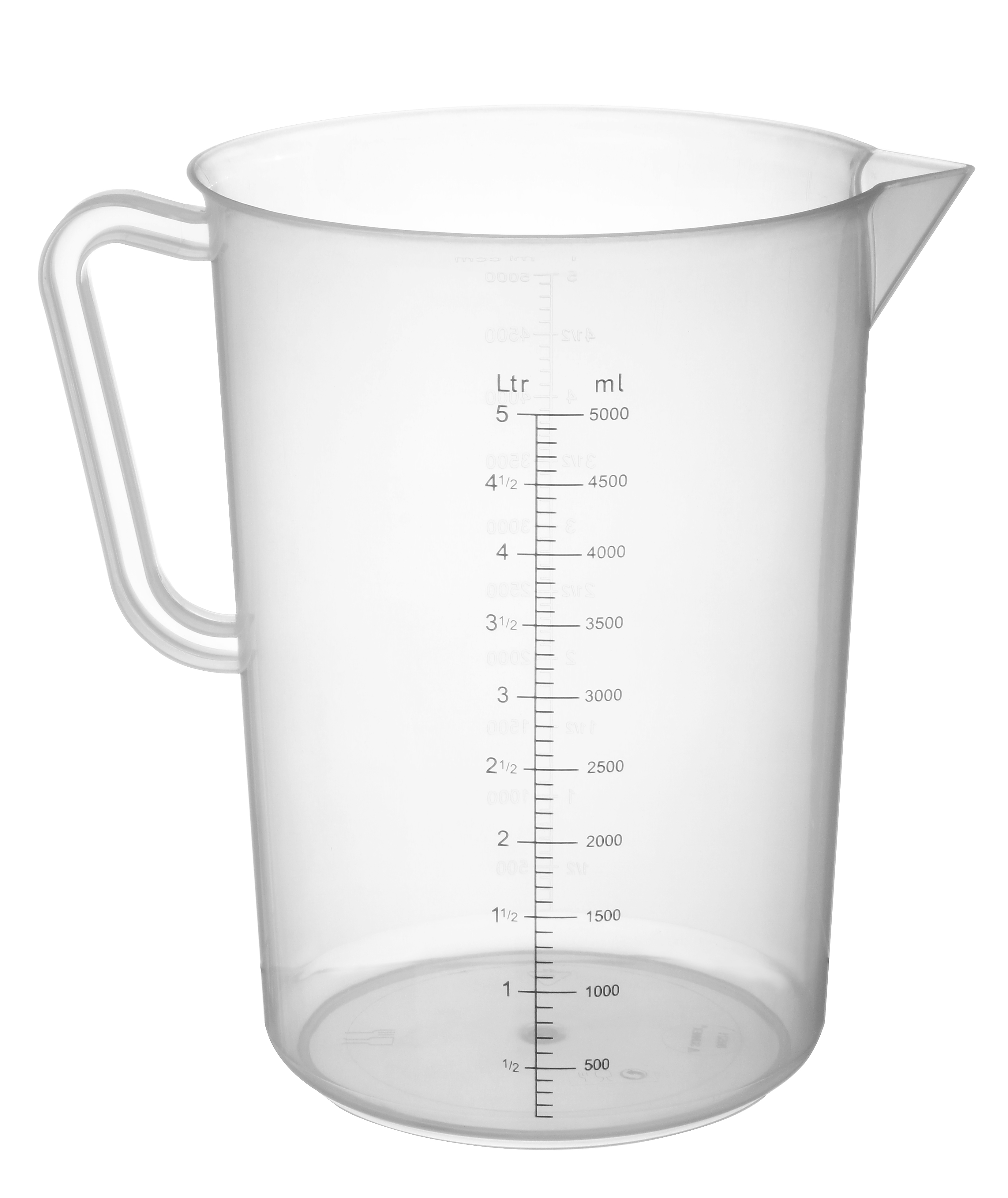 Una brocca graduata in plastica trasparente con segni e manico, su bianco.