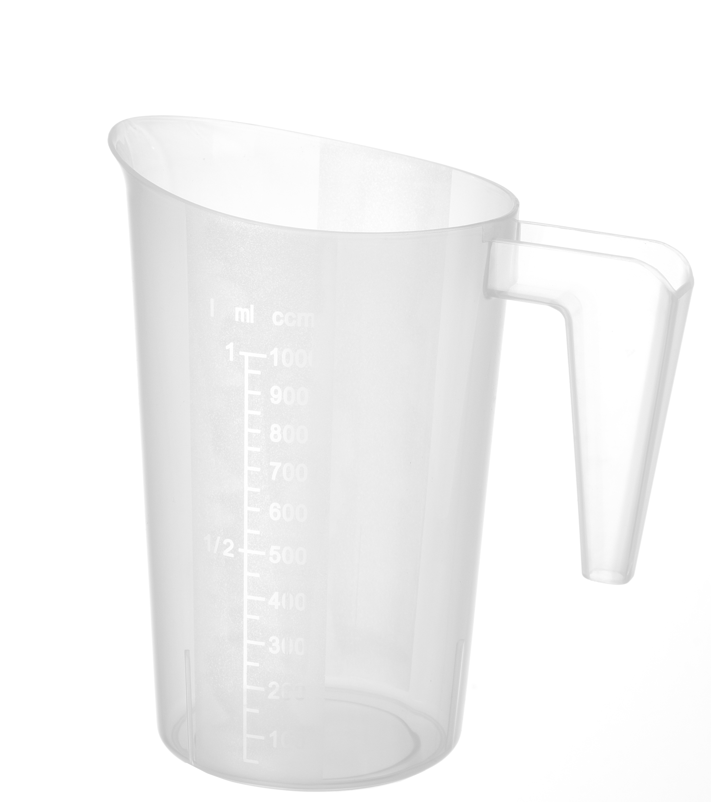 Brocca graduata in plastica trasparente con manico. Ha segni graduati. Sfondo bianco.
