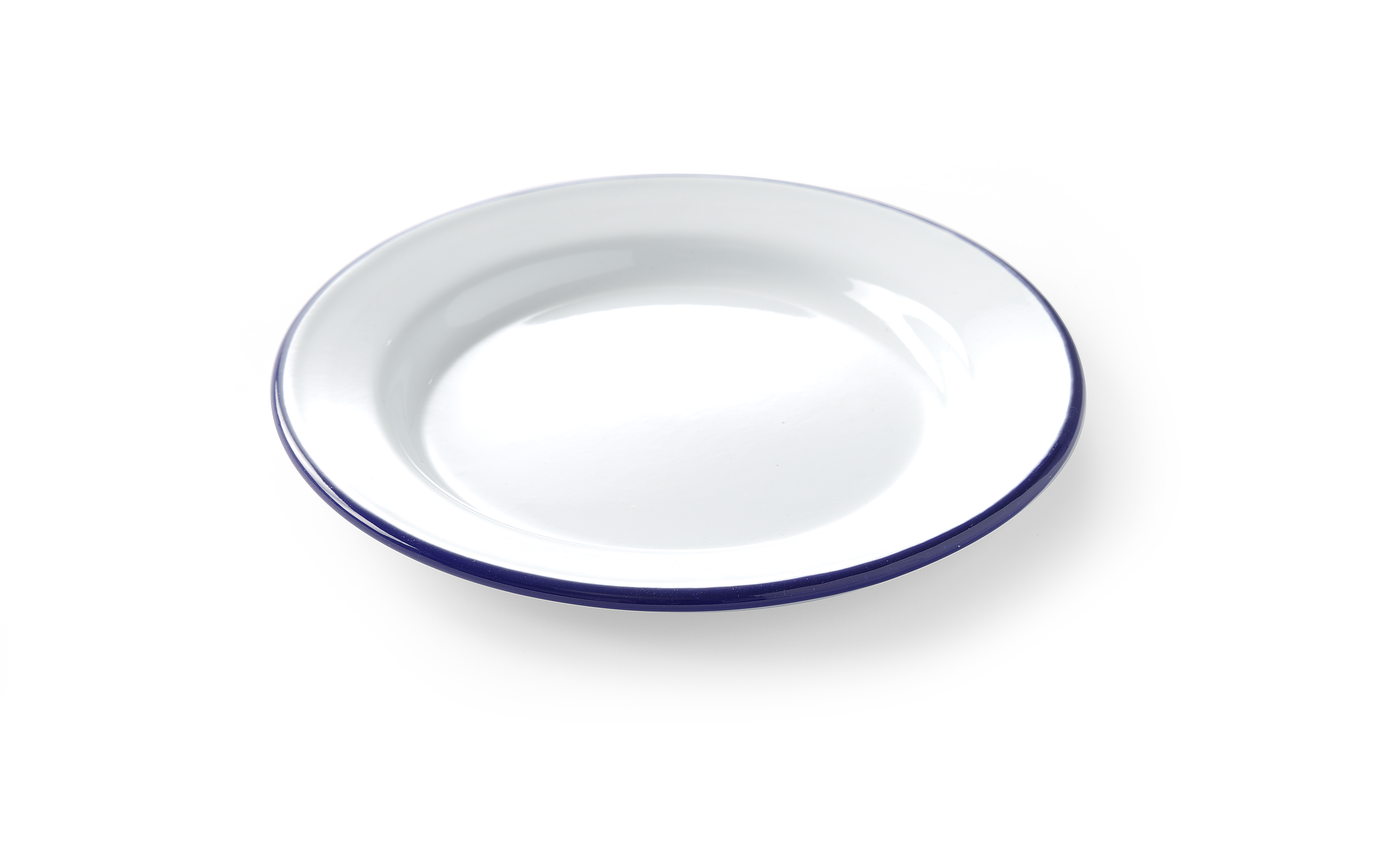 Piatto bianco con bordo blu su sfondo bianco.