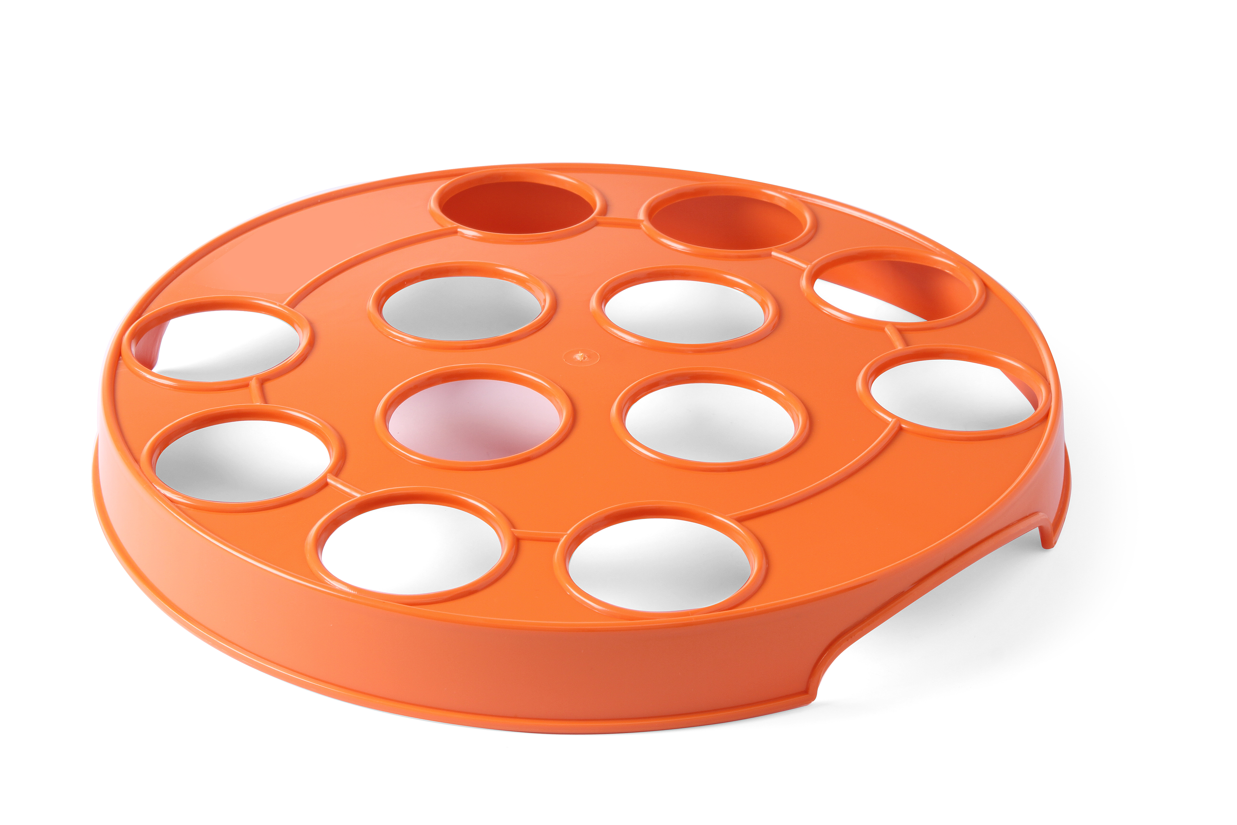 Portauova in plastica arancione con fori. Sfondo bianco.
