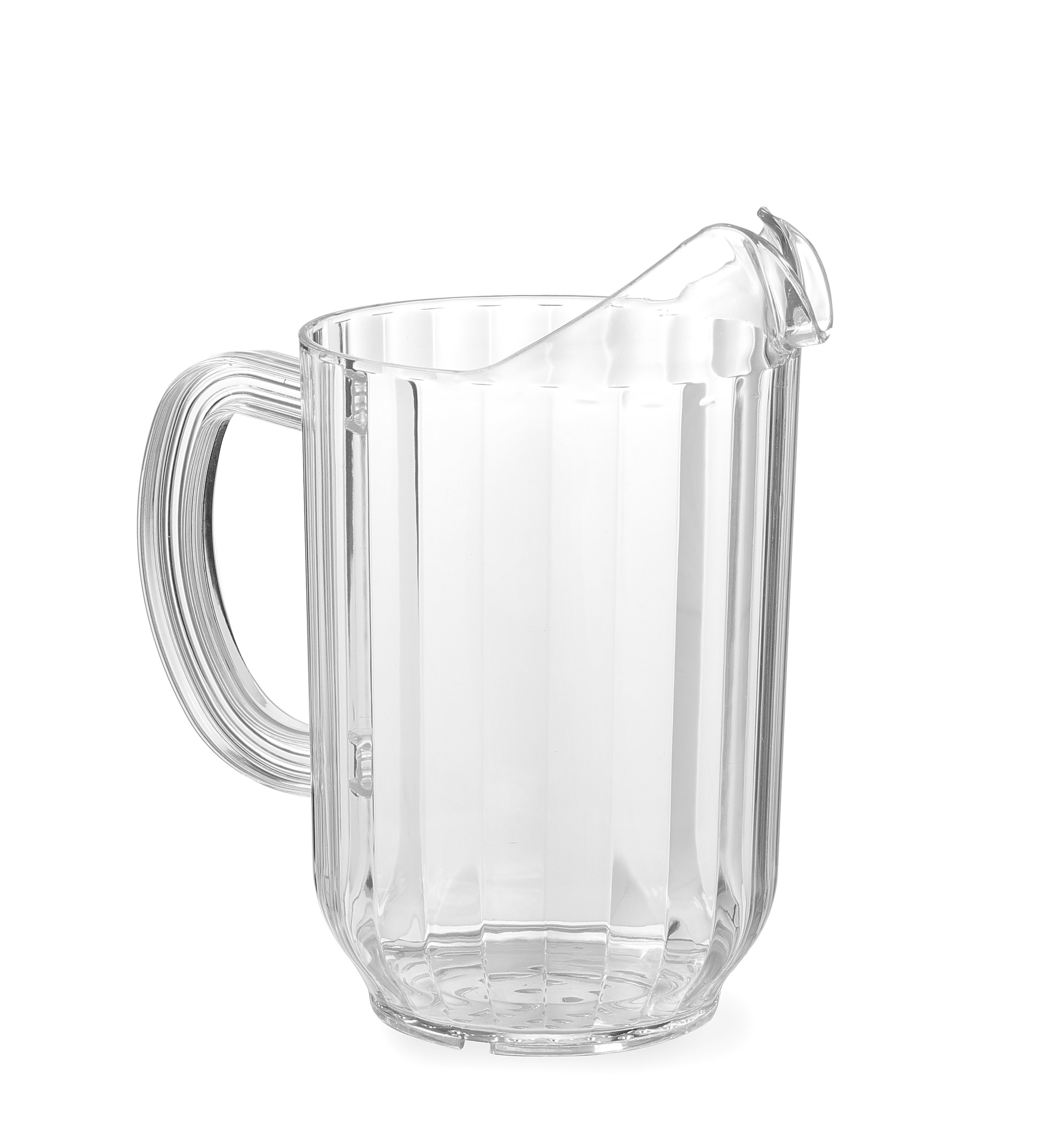 Brocca trasparente in plastica con manico e beccuccio. Sfondo bianco.