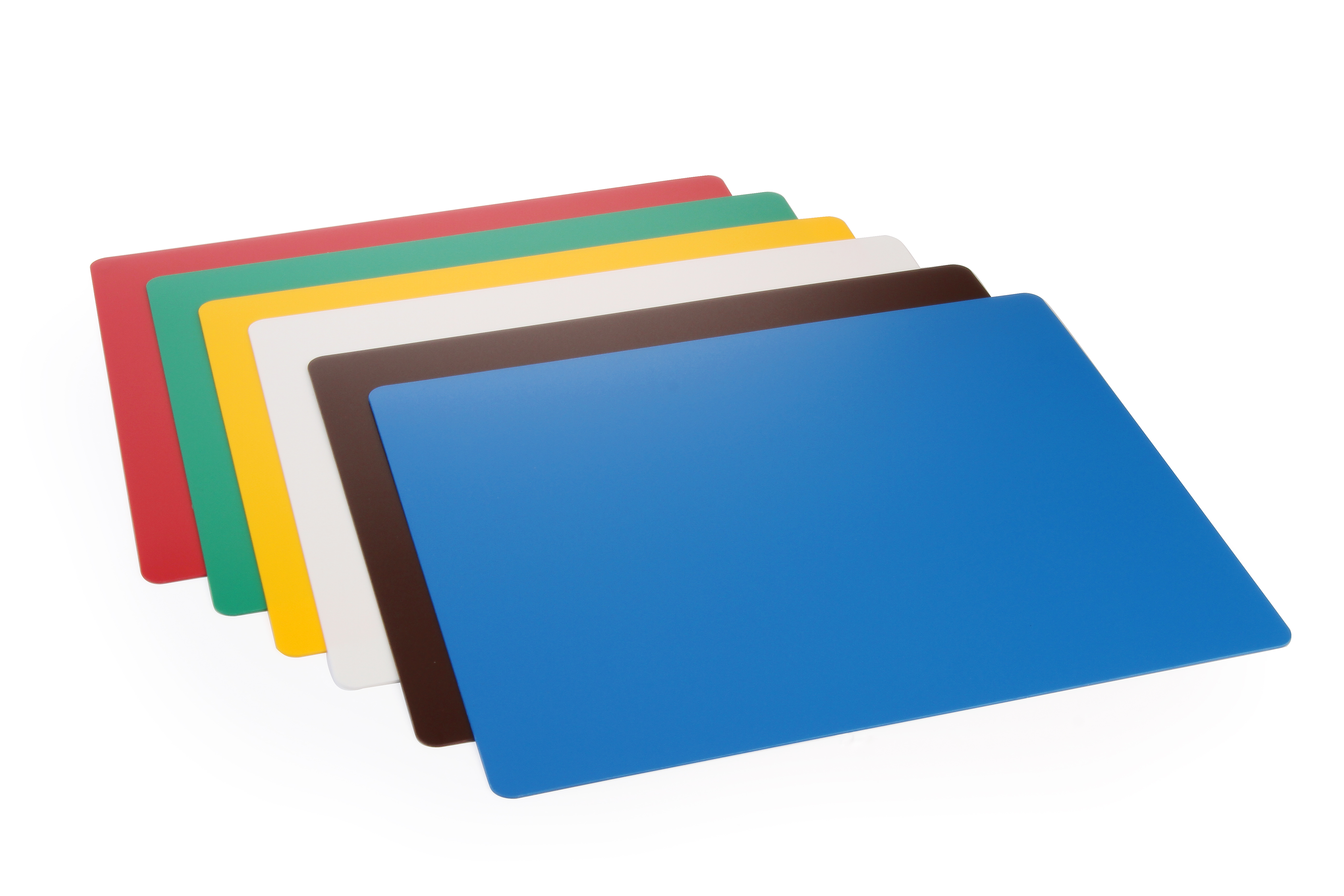 Un set di taglieri colorati, rosso, verde, giallo, marrone e blu.