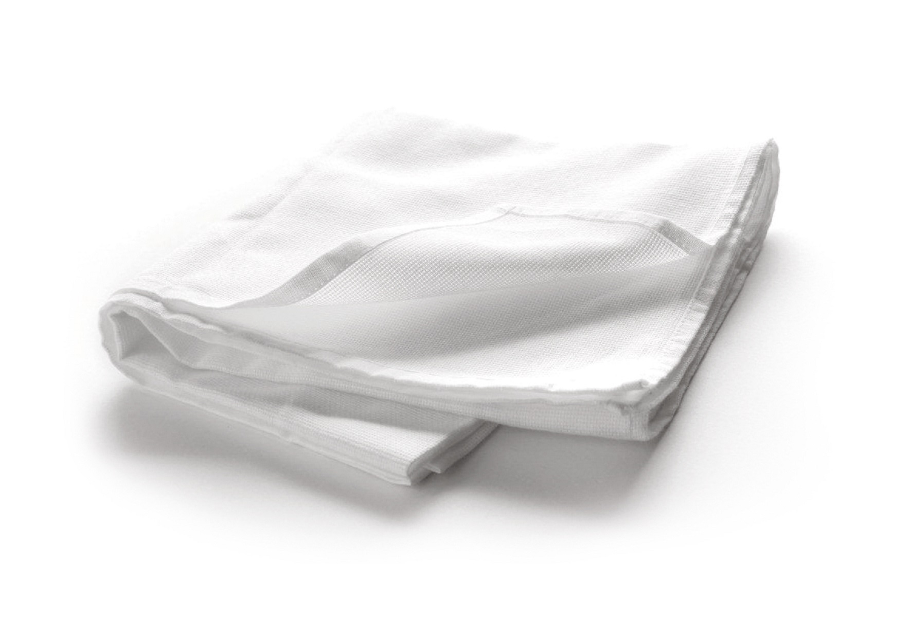 Un panno bianco piegato, forse un asciugamano, su superficie bianca.