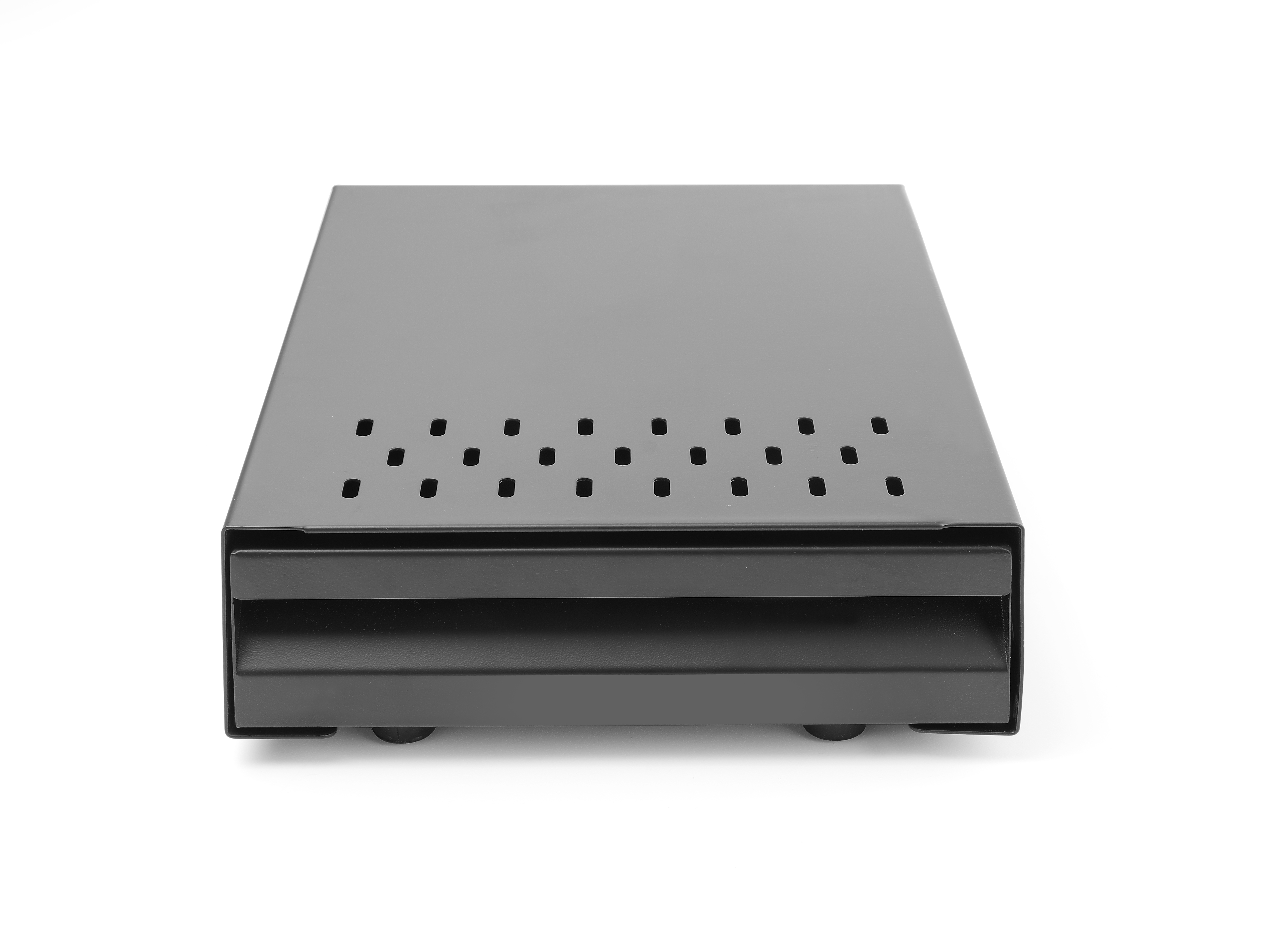 Un oggetto nero metallico a forma di cassetto con piccoli fori sopra, su una superficie bianca.