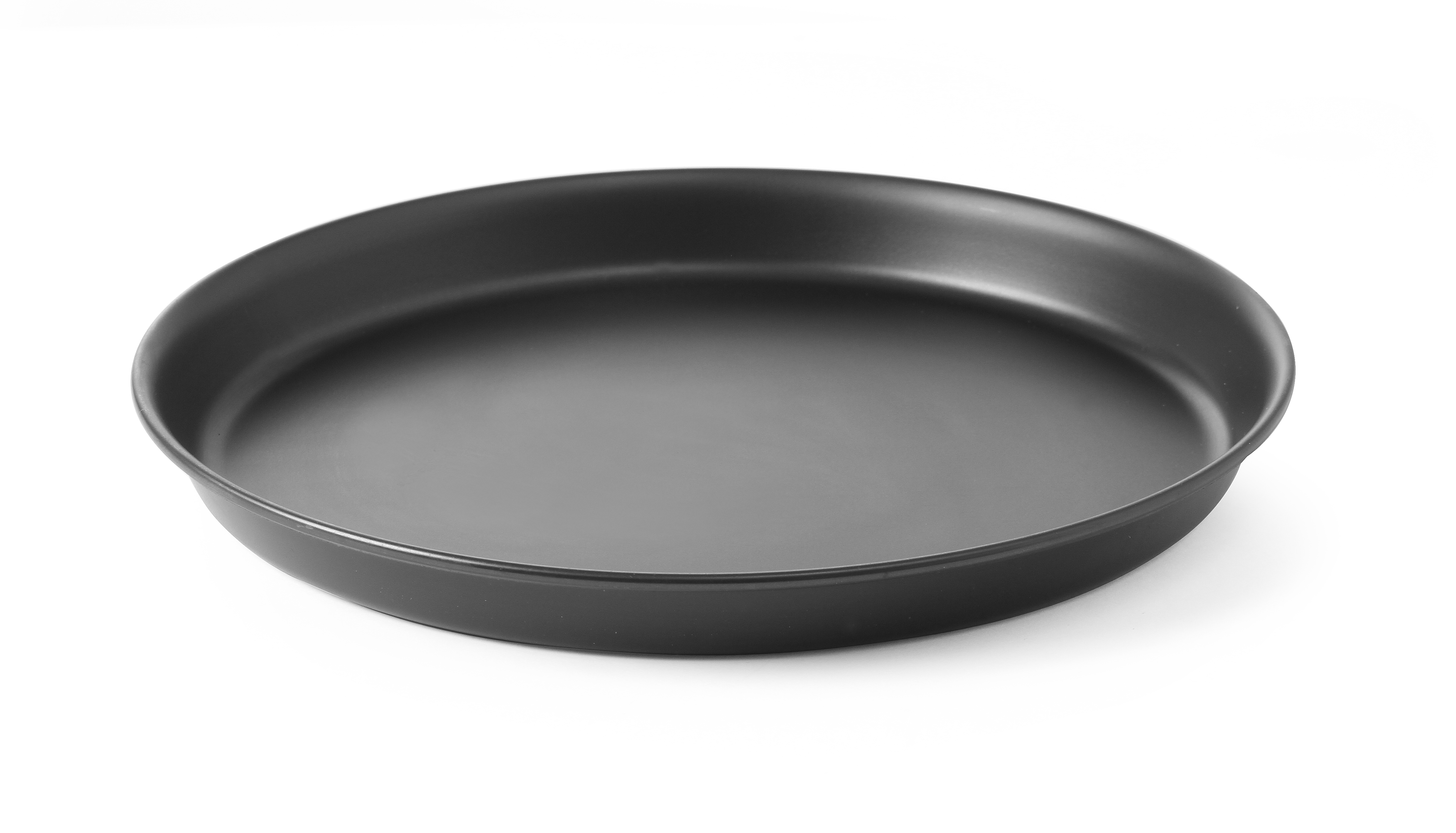 Teglia rotonda nera per pizza su sfondo bianco. Lati bassi, superficie liscia, vuota.