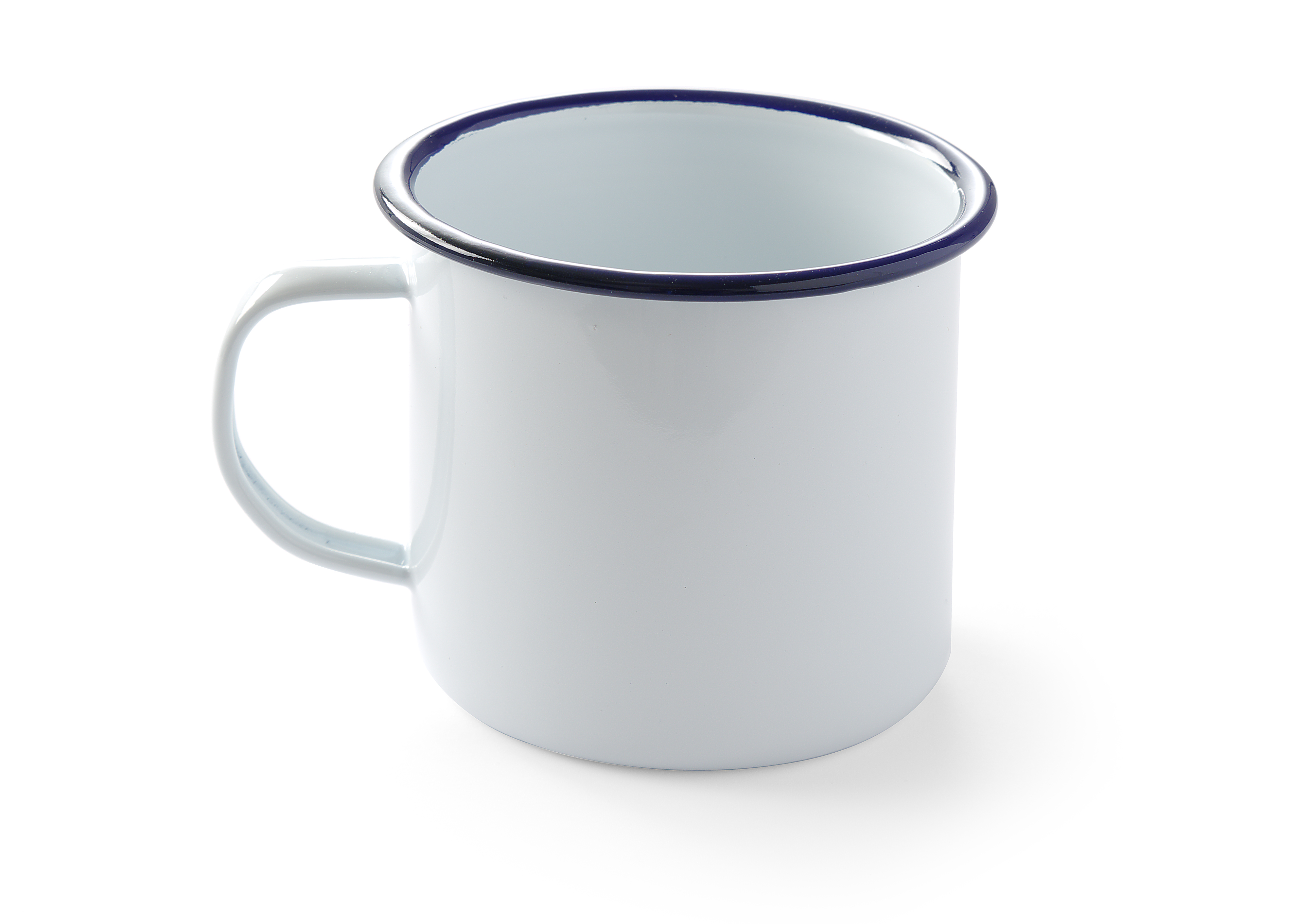 Una tazza di smalto bianco con bordo e manico blu, isolata su sfondo bianco.