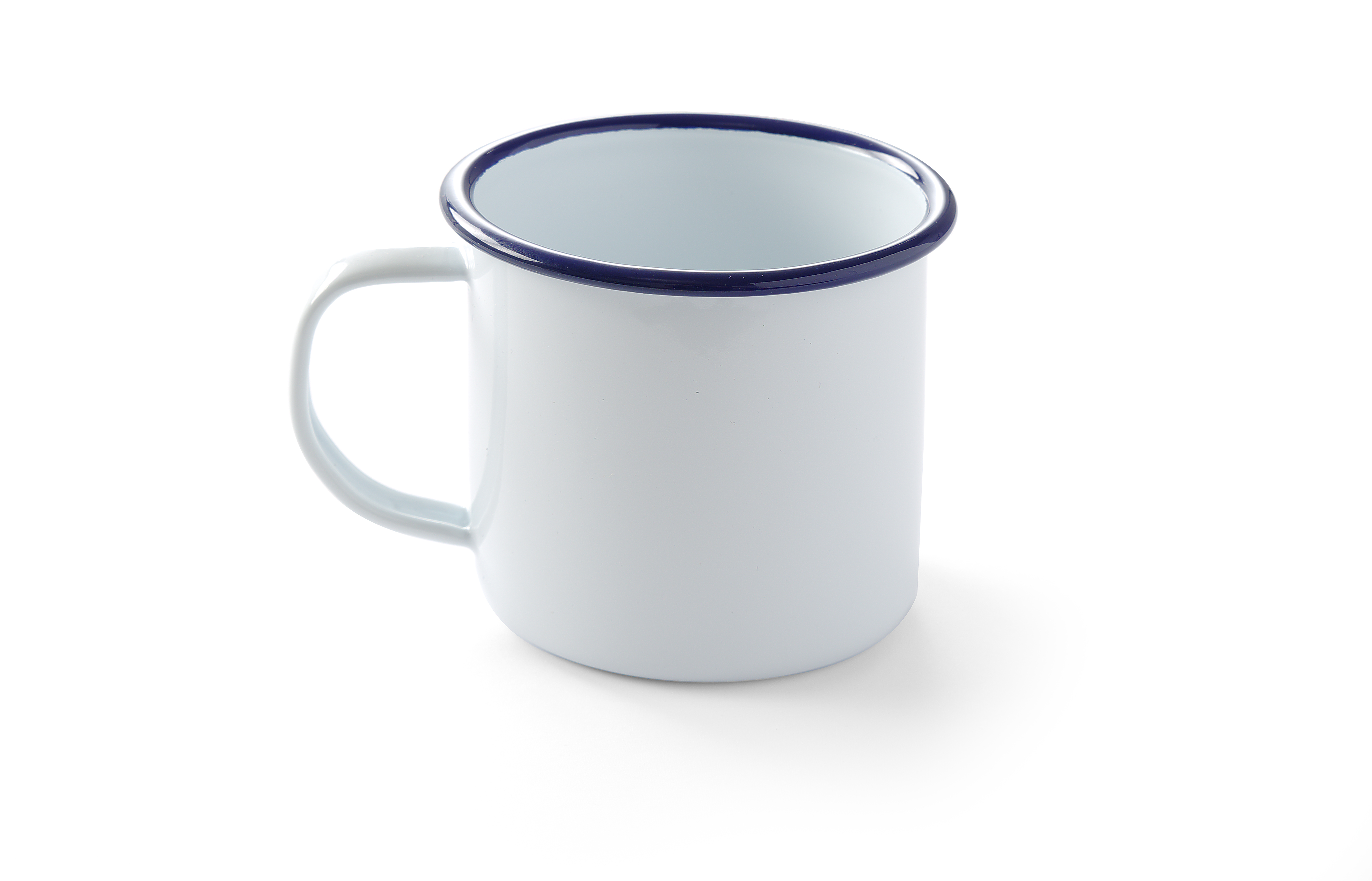 Tazza smaltata bianca con bordo e manico blu, su sfondo bianco.