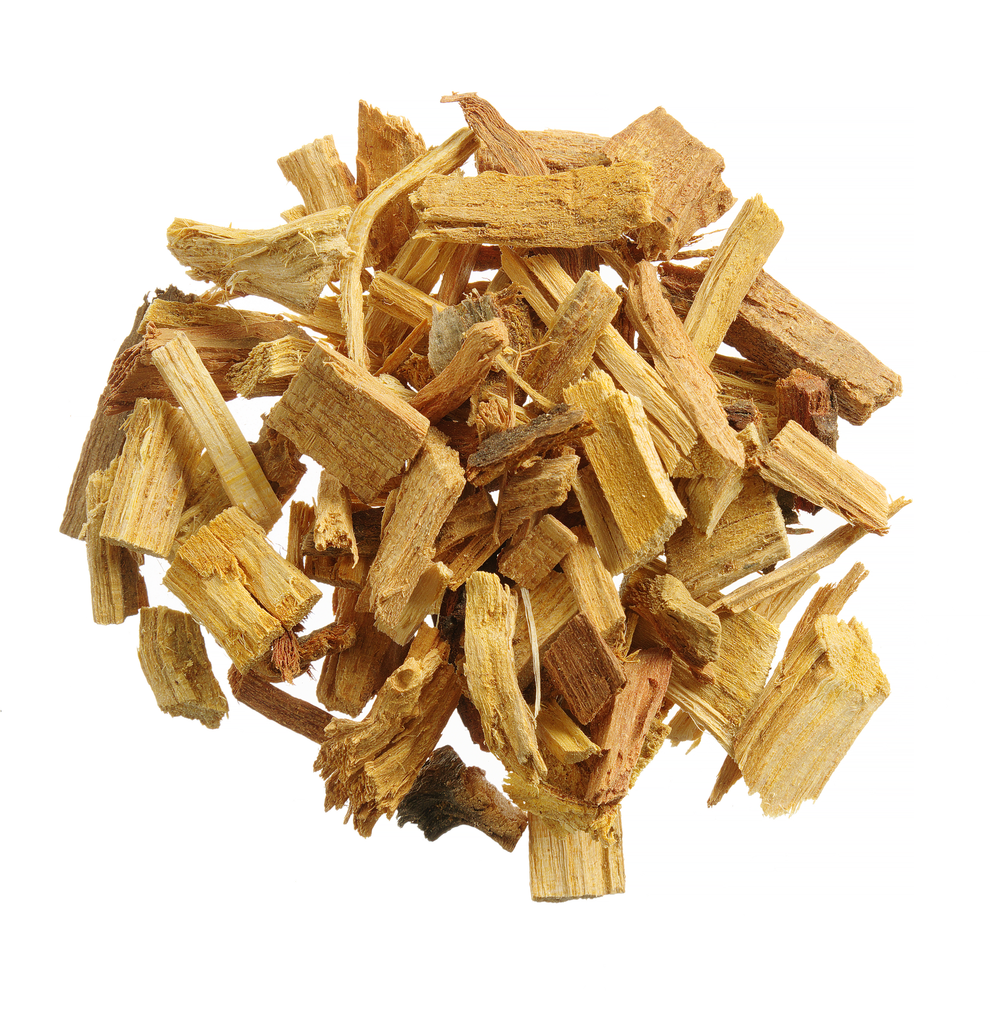 Pila di trucioli di legno marrone chiaro su sfondo bianco.