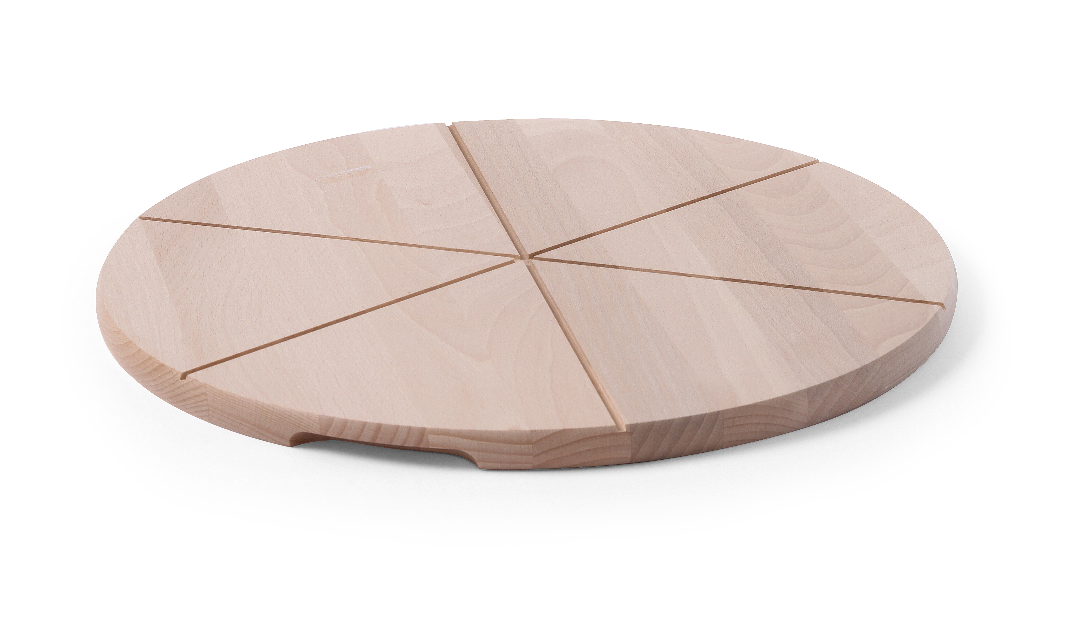 Una tavola di legno per servire la pizza, pretagliata a fette, isolata.