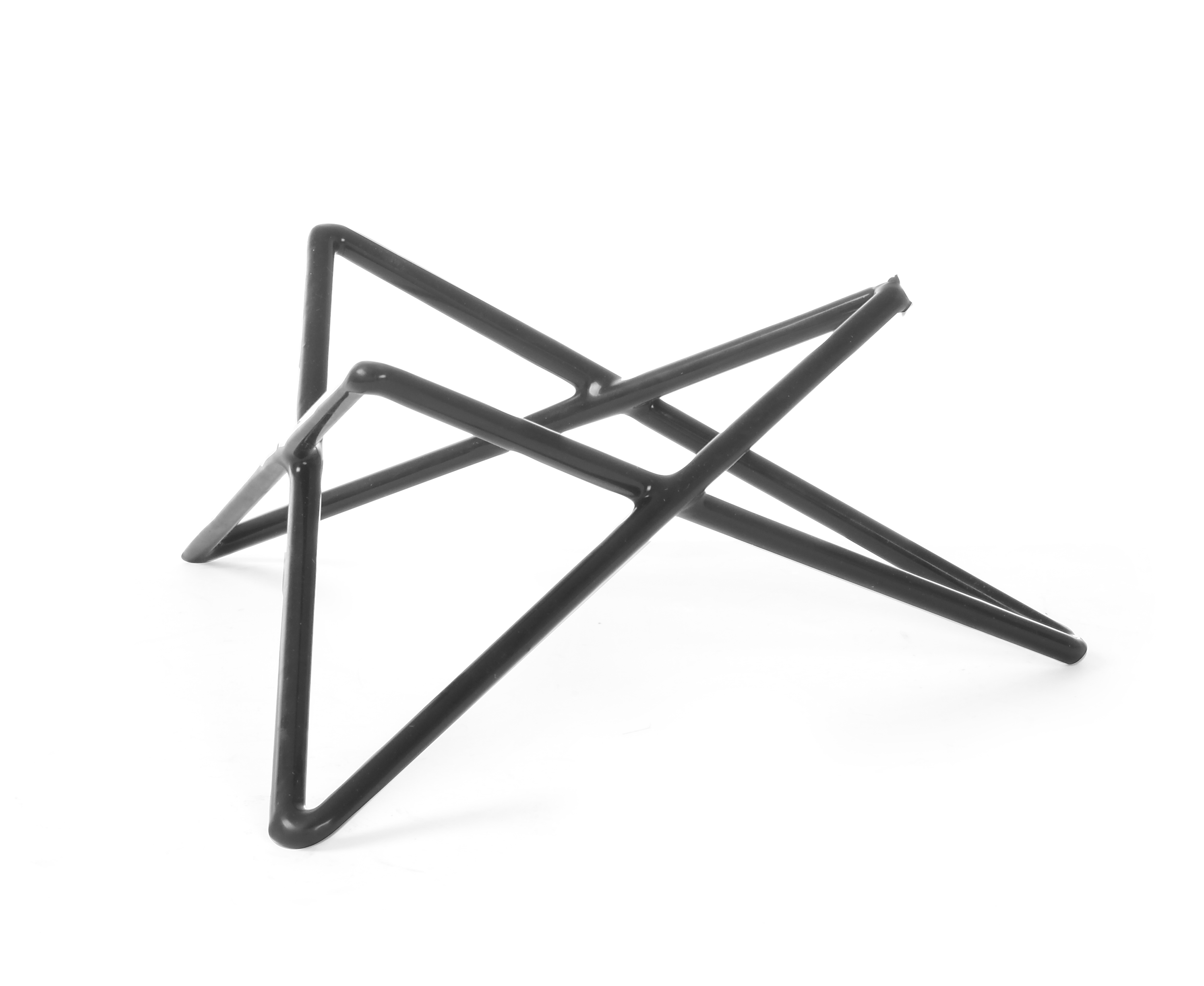 Un supporto in metallo nero. Ha un design a forma di X ed è su bianco.