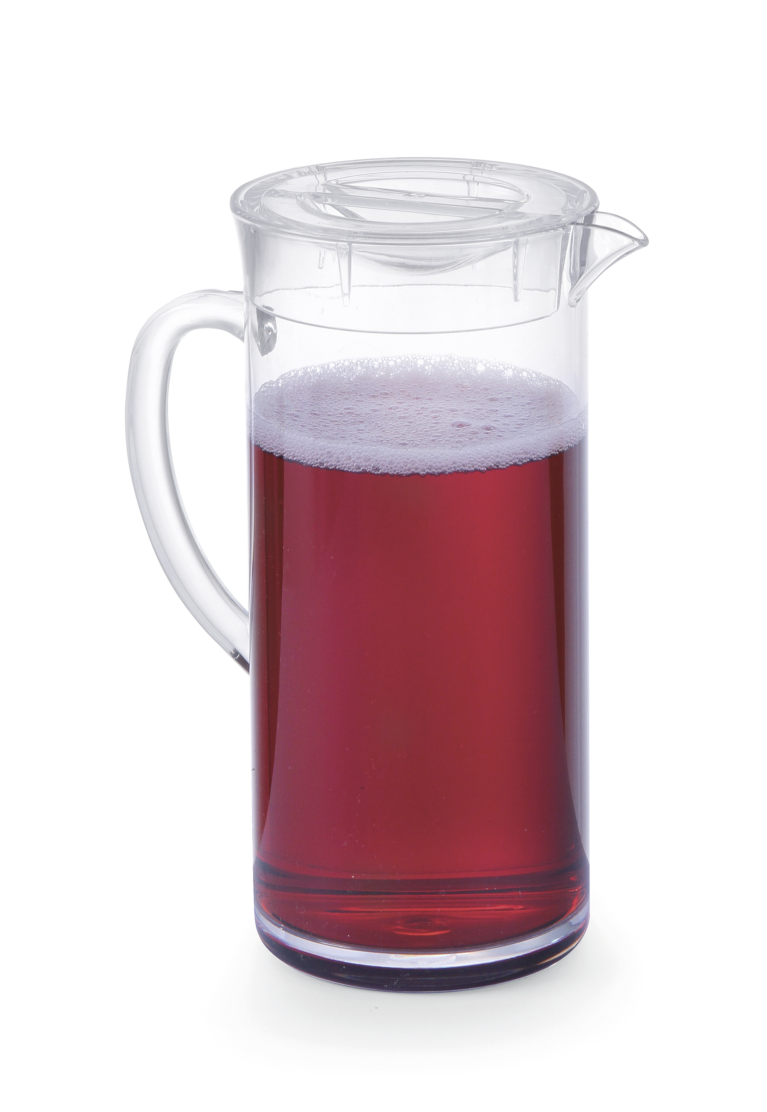 Brocca di plastica trasparente con liquido rosso e coperchio. Sfondo bianco.