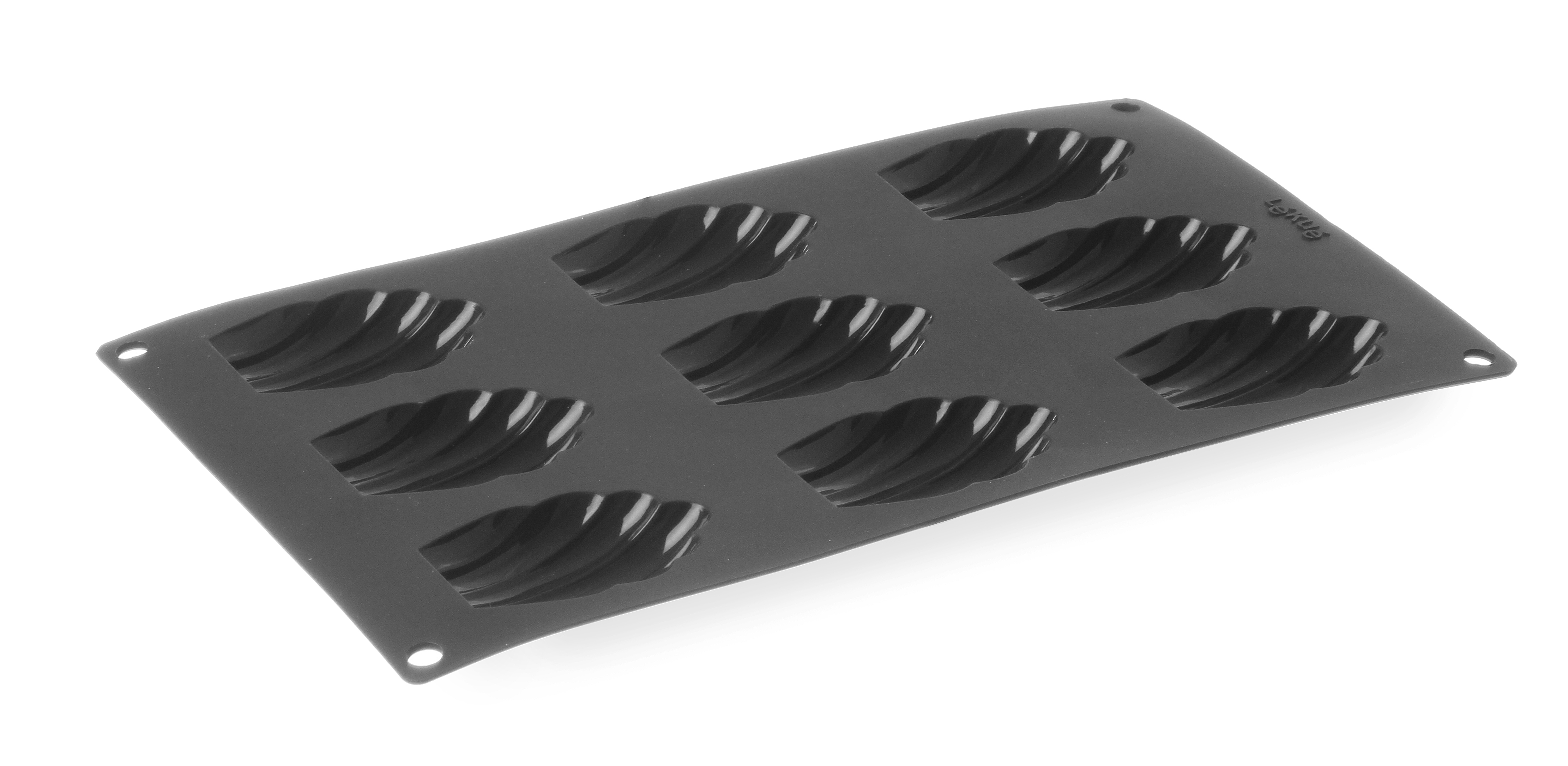 Una teglia per madeleine in silicone nero con dodici rientranze a forma di conchiglia, su sfondo bianco.