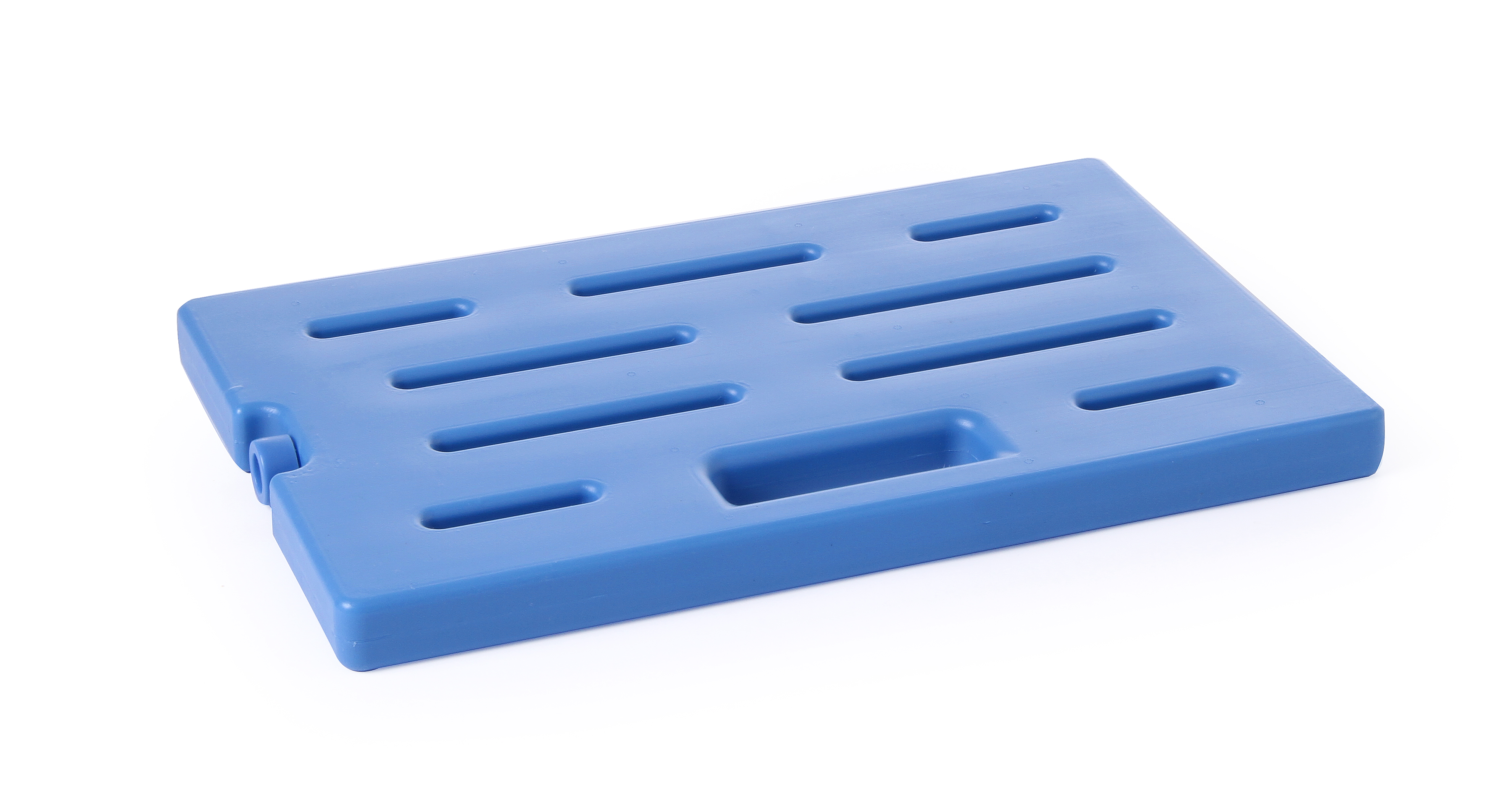 Pacco di ghiaccio blu rettangolare con fessure, su sfondo bianco.