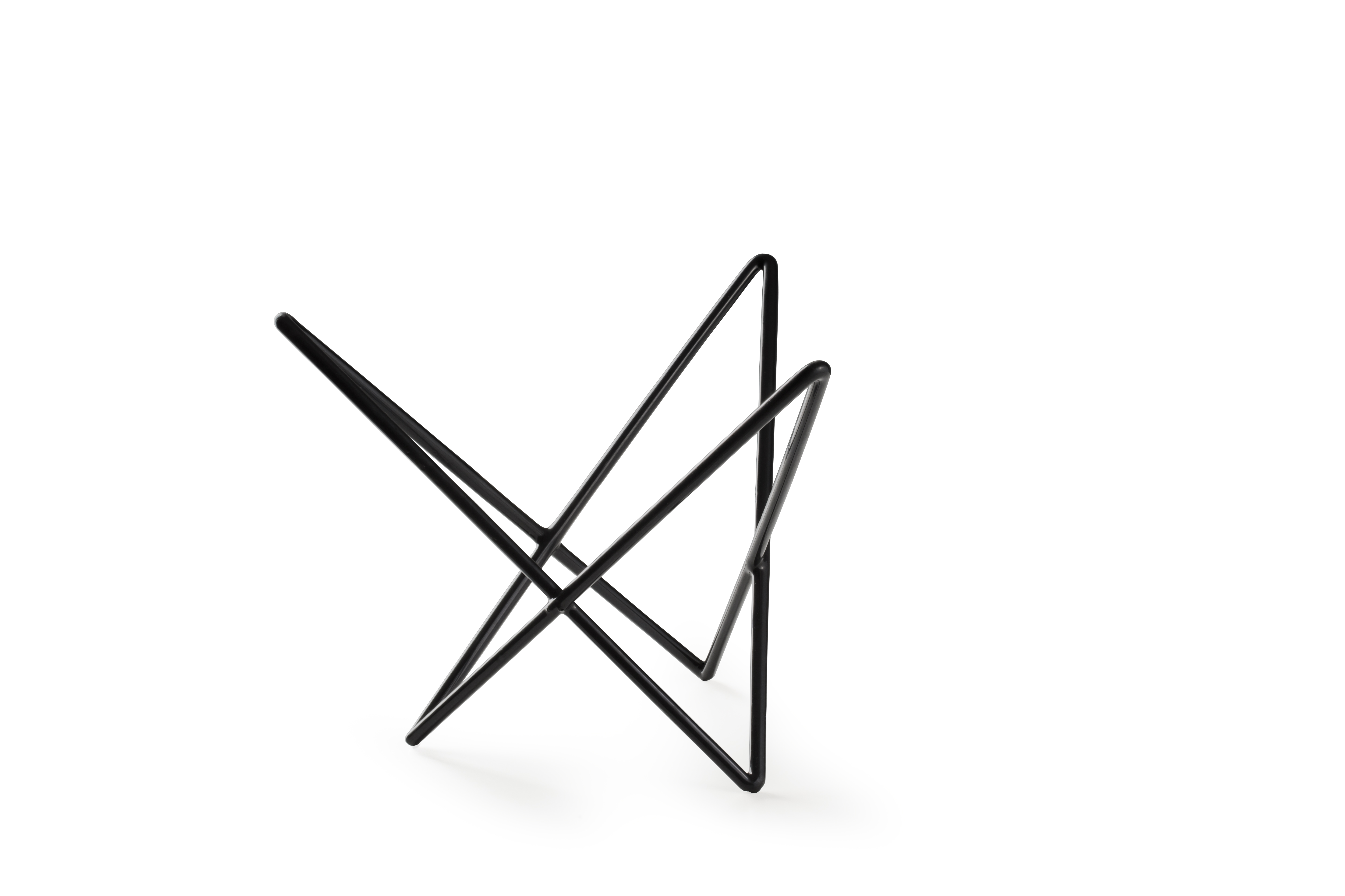Un supporto in metallo nero con un design geometrico su sfondo bianco.