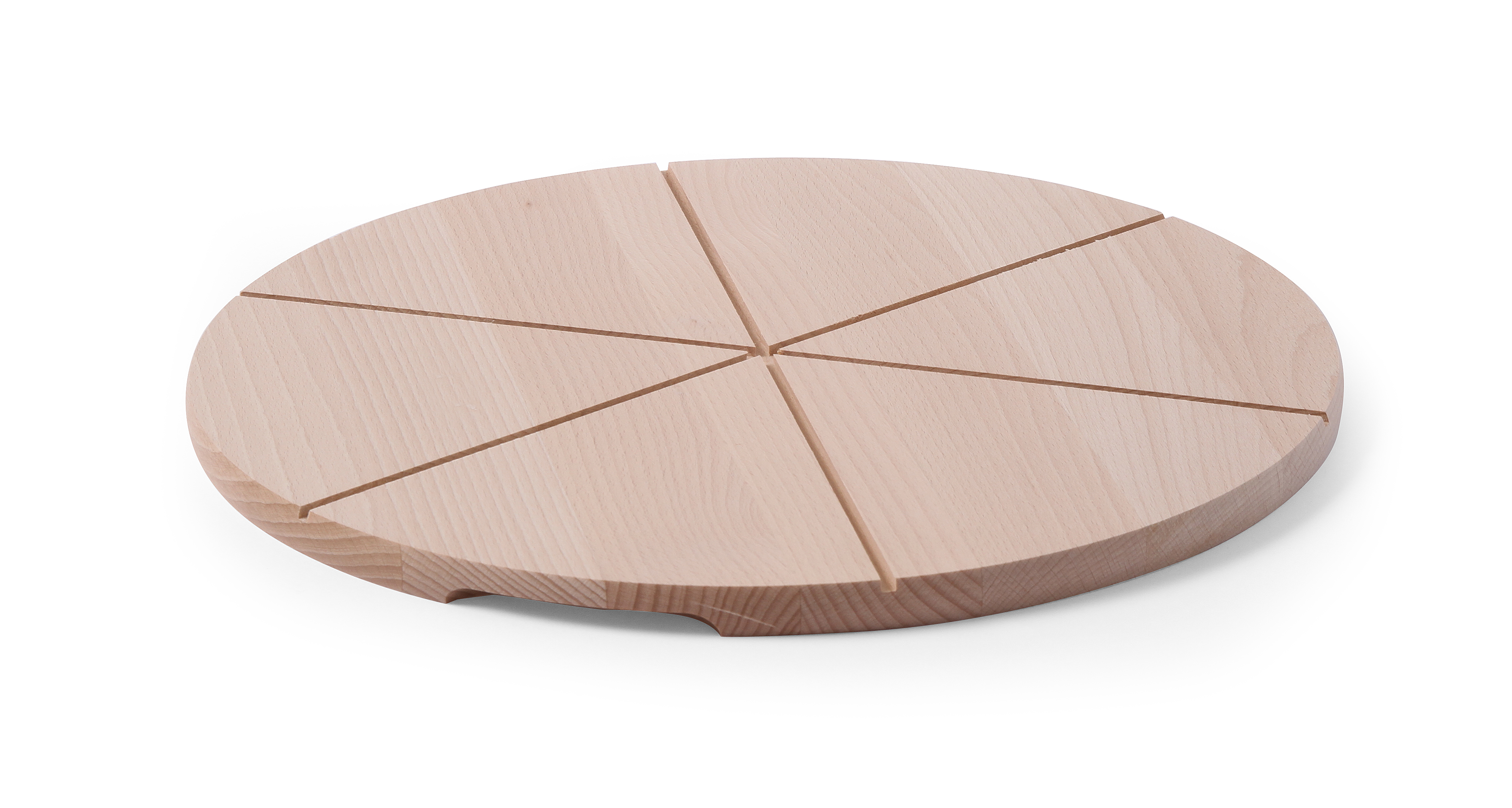 Tagliere rotondo in legno per pizza, pretagliato in sei fette, su bianco.