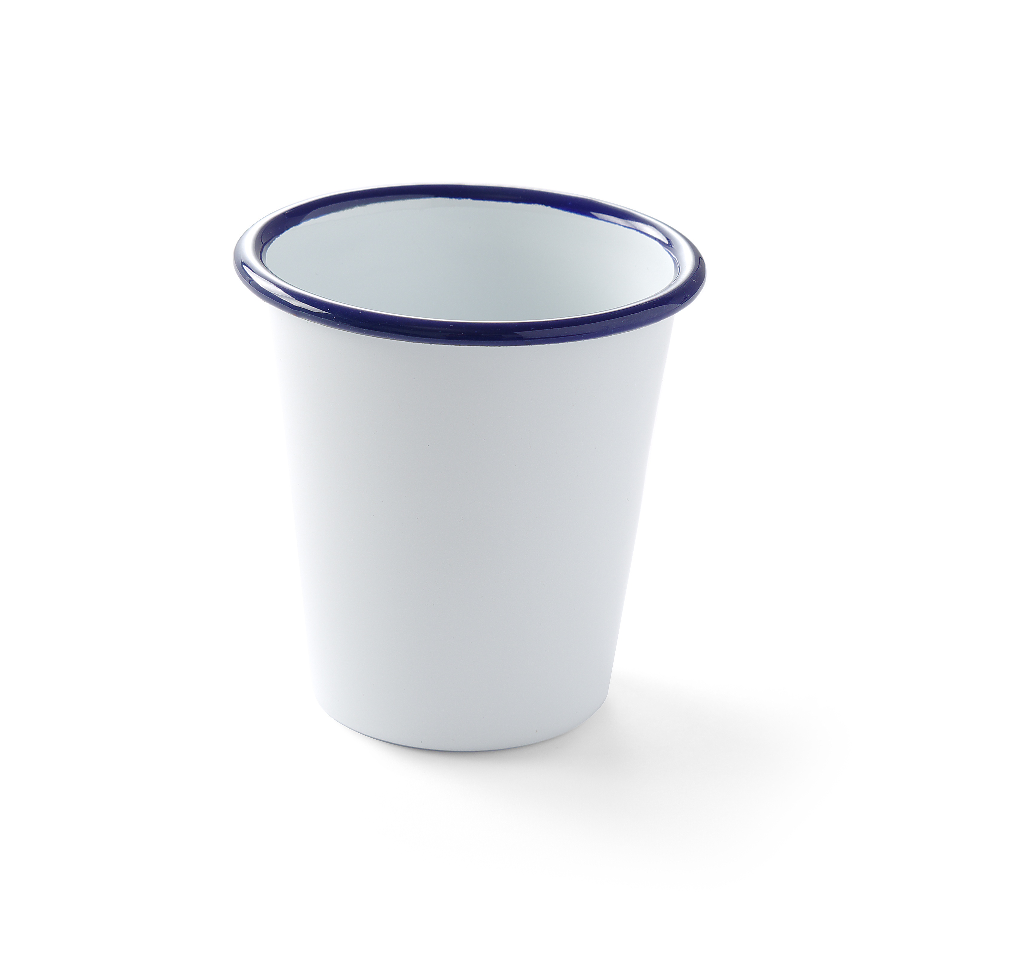 Una tazza bianca smaltata con bordo blu, isolata su sfondo bianco.