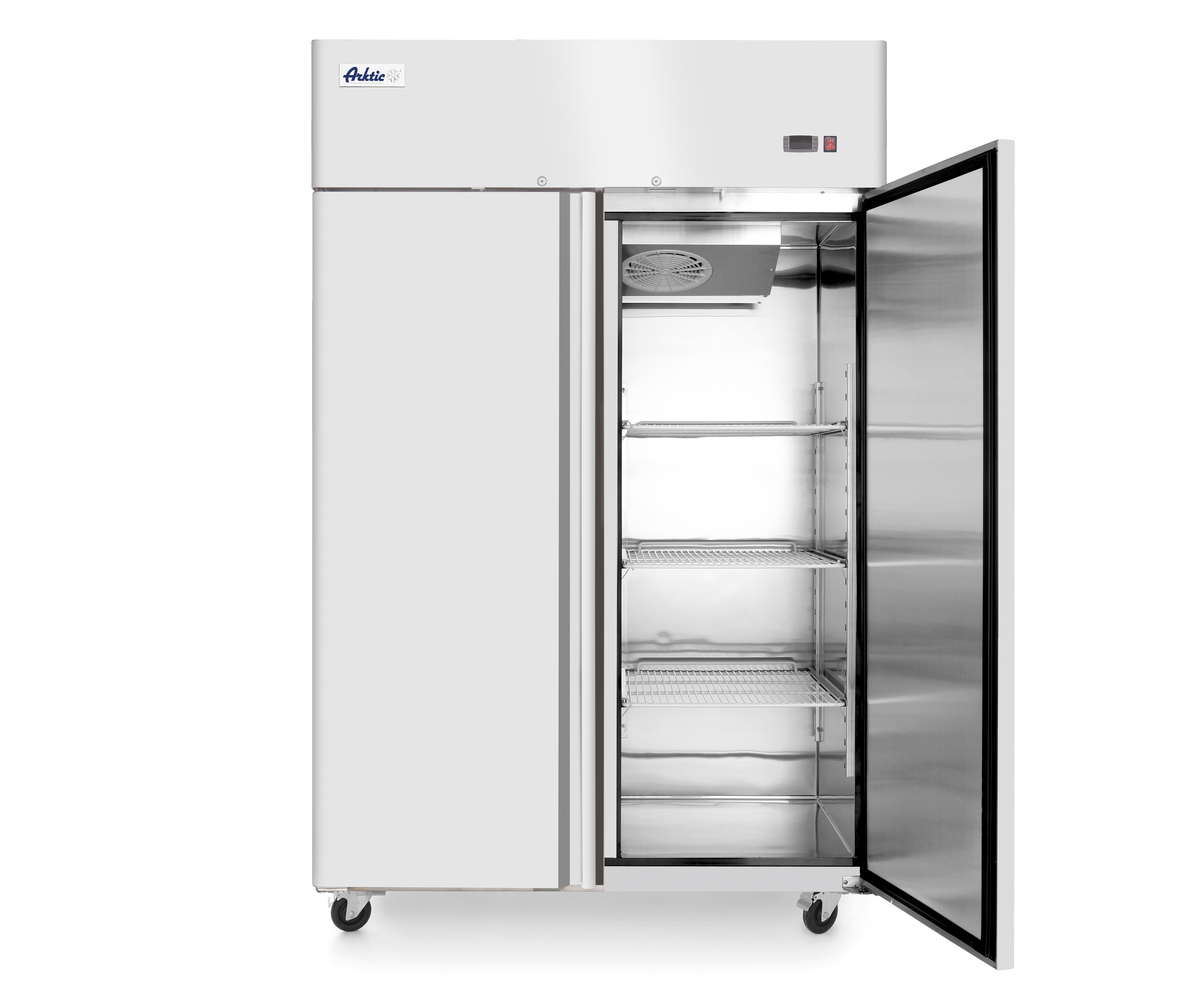 Frigorifero in acciaio inox con due porte aperte, mostra ripiani e interno.