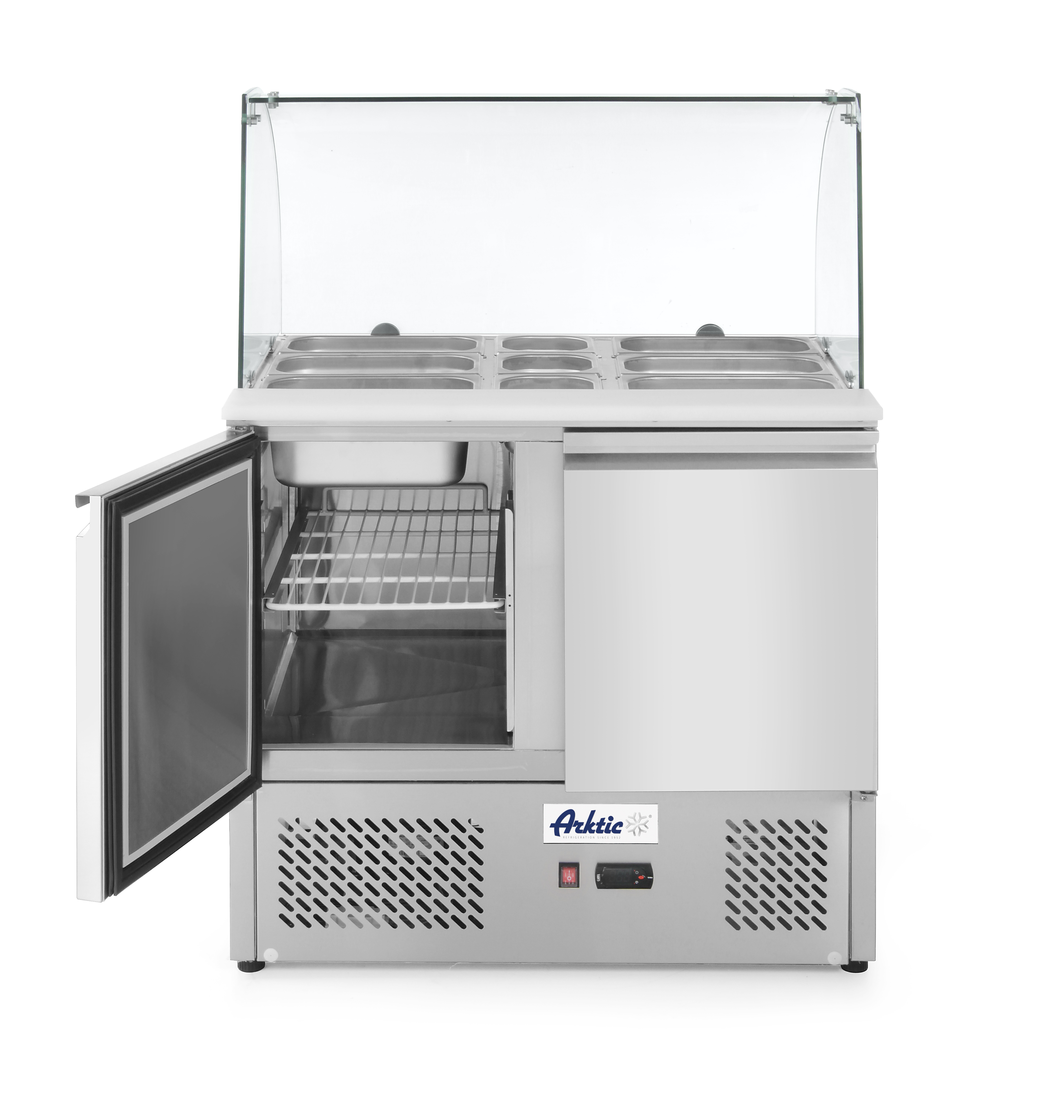 Frigorifero in acciaio inox con porta aperta, sfondo bianco.