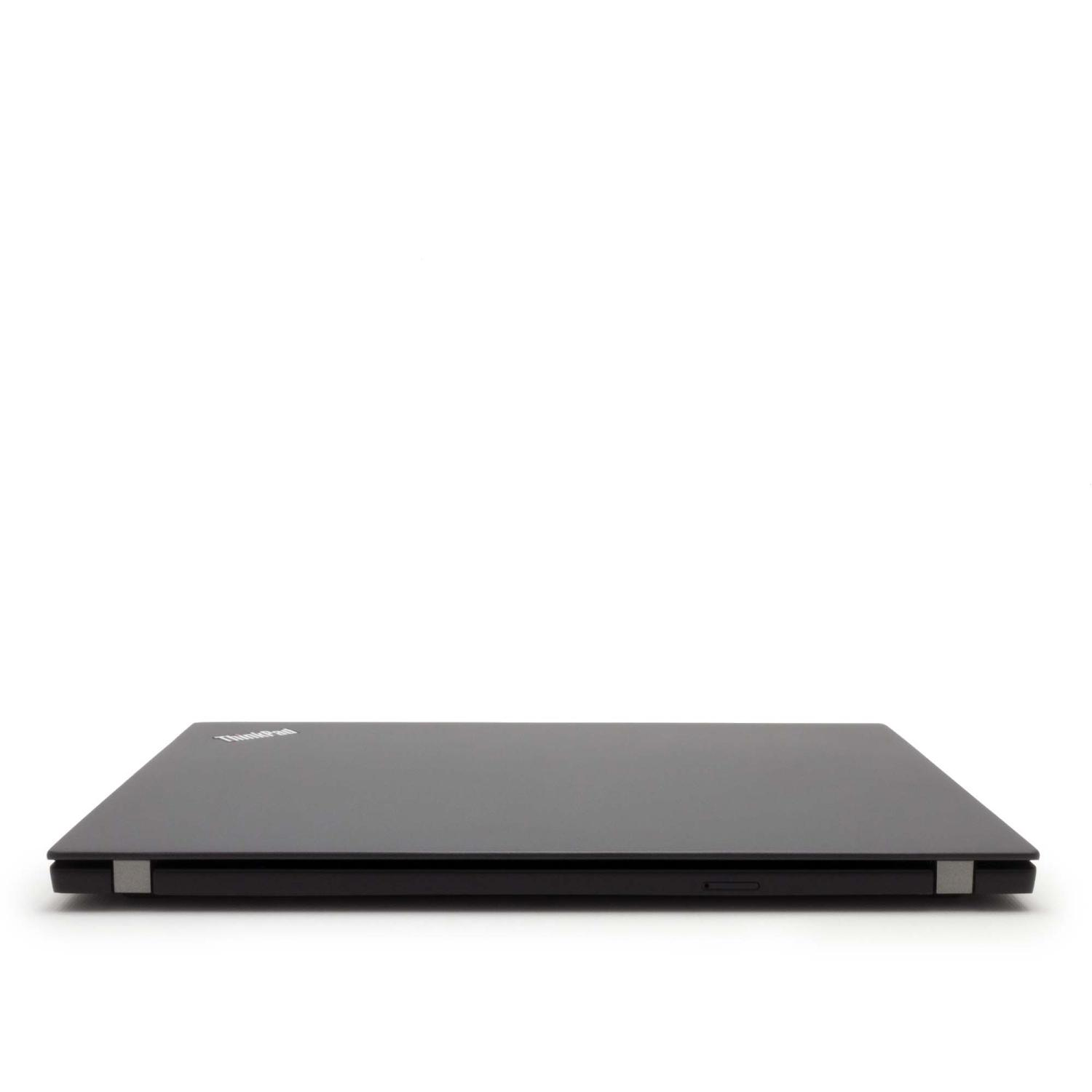 Geschlossenes, schwarzes Thinkpad-Laptop auf weißem Untergrund. Das Thinkpad-Logo ist sichtbar. Weißer Hintergrund.