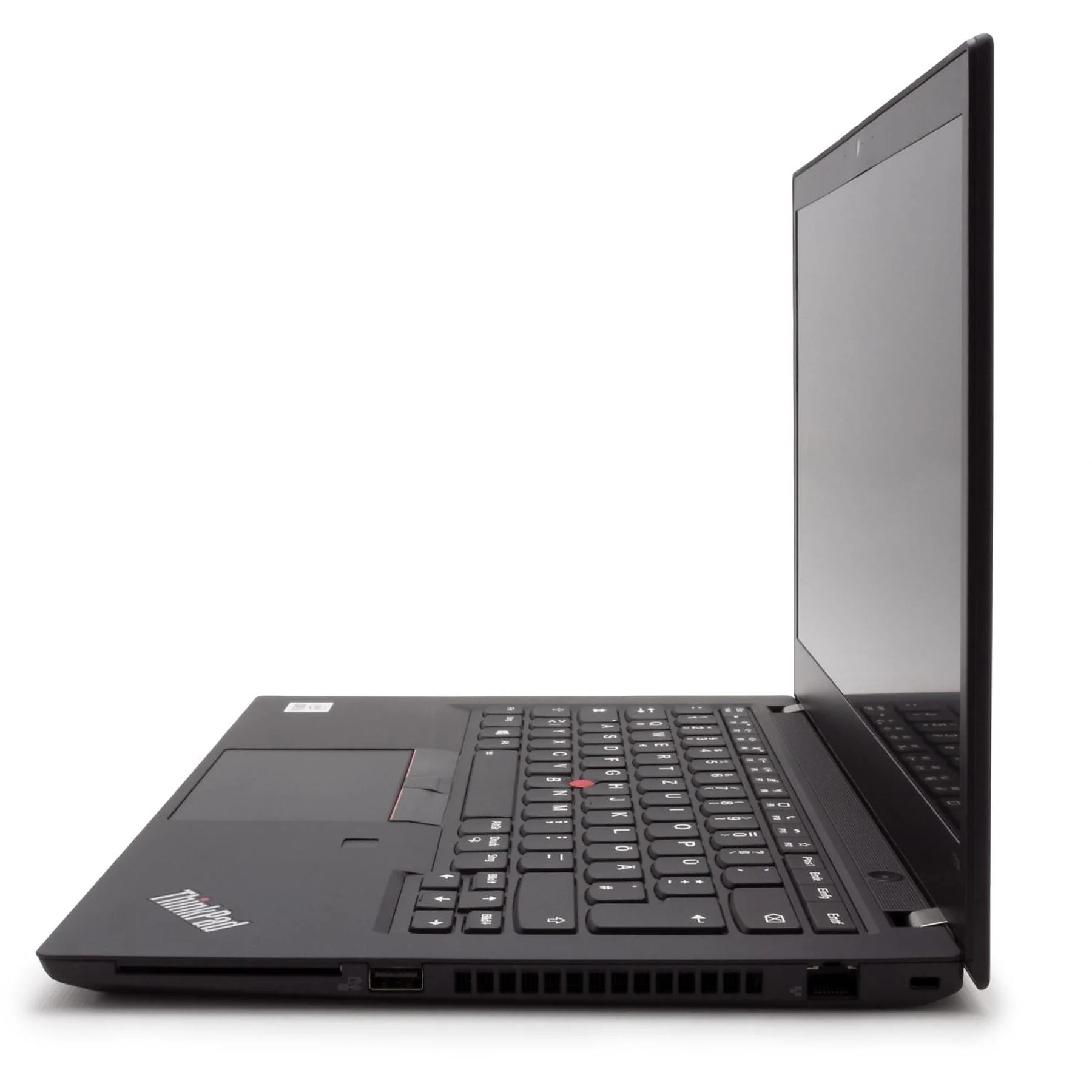 Ein schwarzer Laptop ist geöffnet, Seitenansicht, auf weißem Hintergrund. Die Tastatur ist sichtbar, mit dem Thinkpad-Logo links.