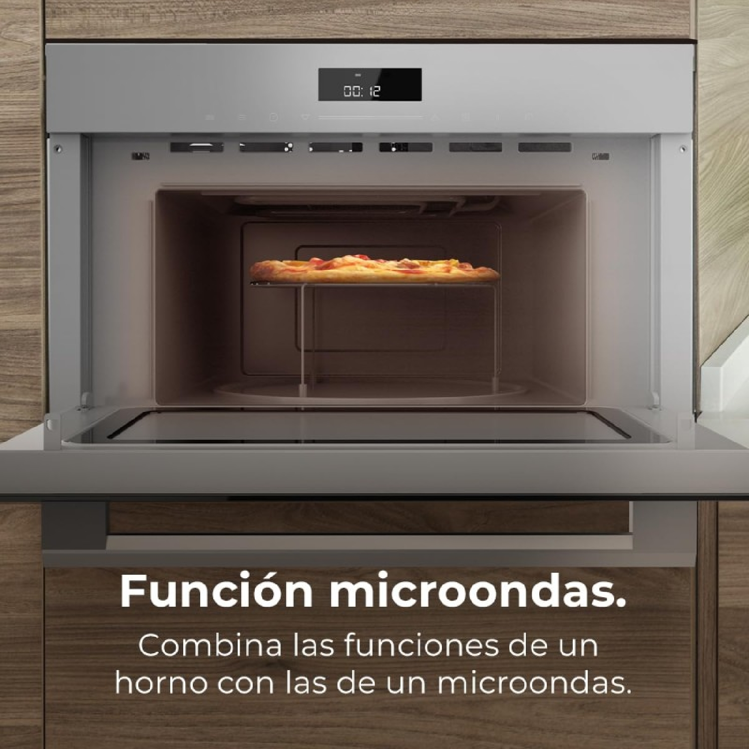 Un horno microondas abierto con una pizza en una rejilla dentro.