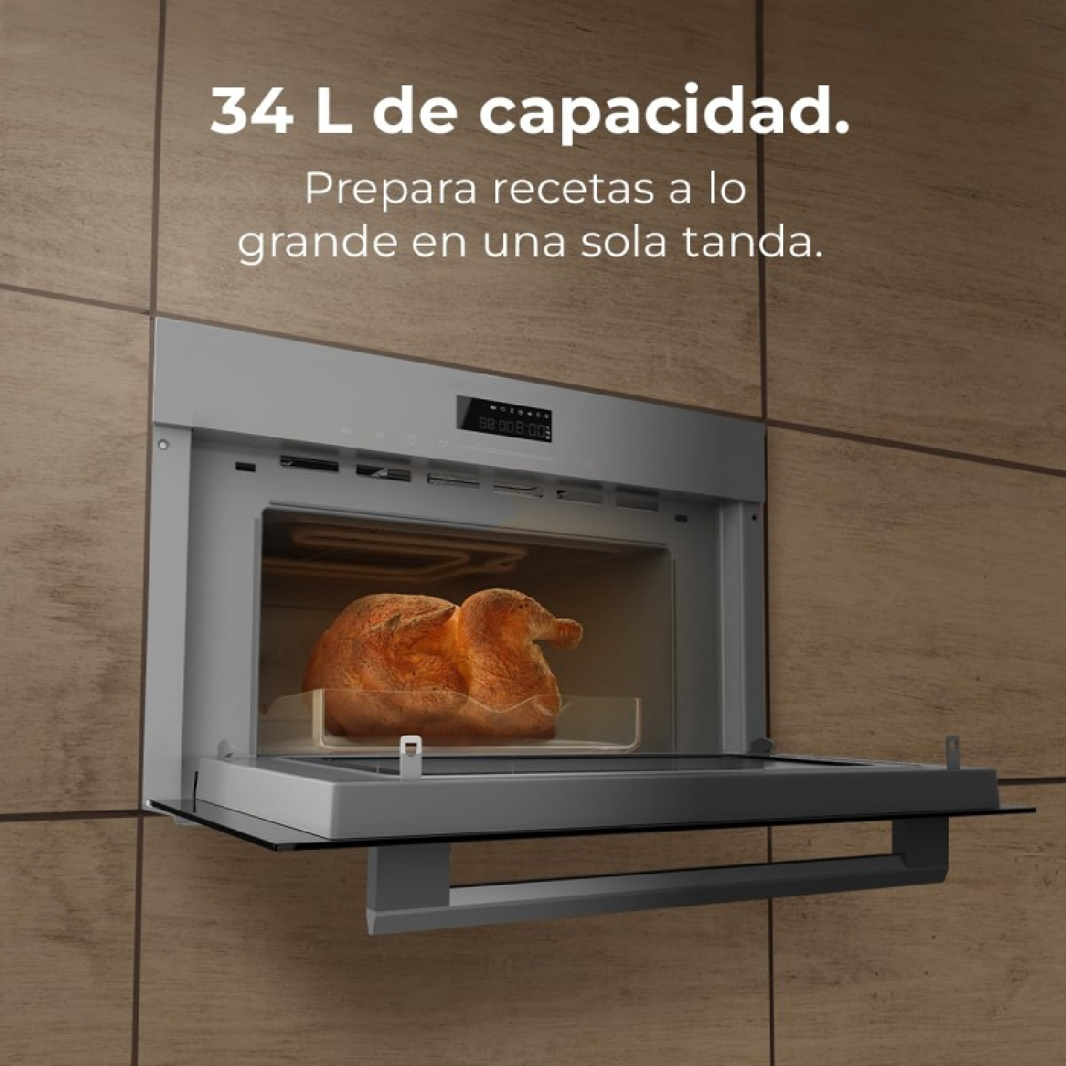 Un horno empotrado con un pollo asado dentro. La puerta del horno está abierta. Texto: Capacidad de 34 L. Prepara recetas grandes.