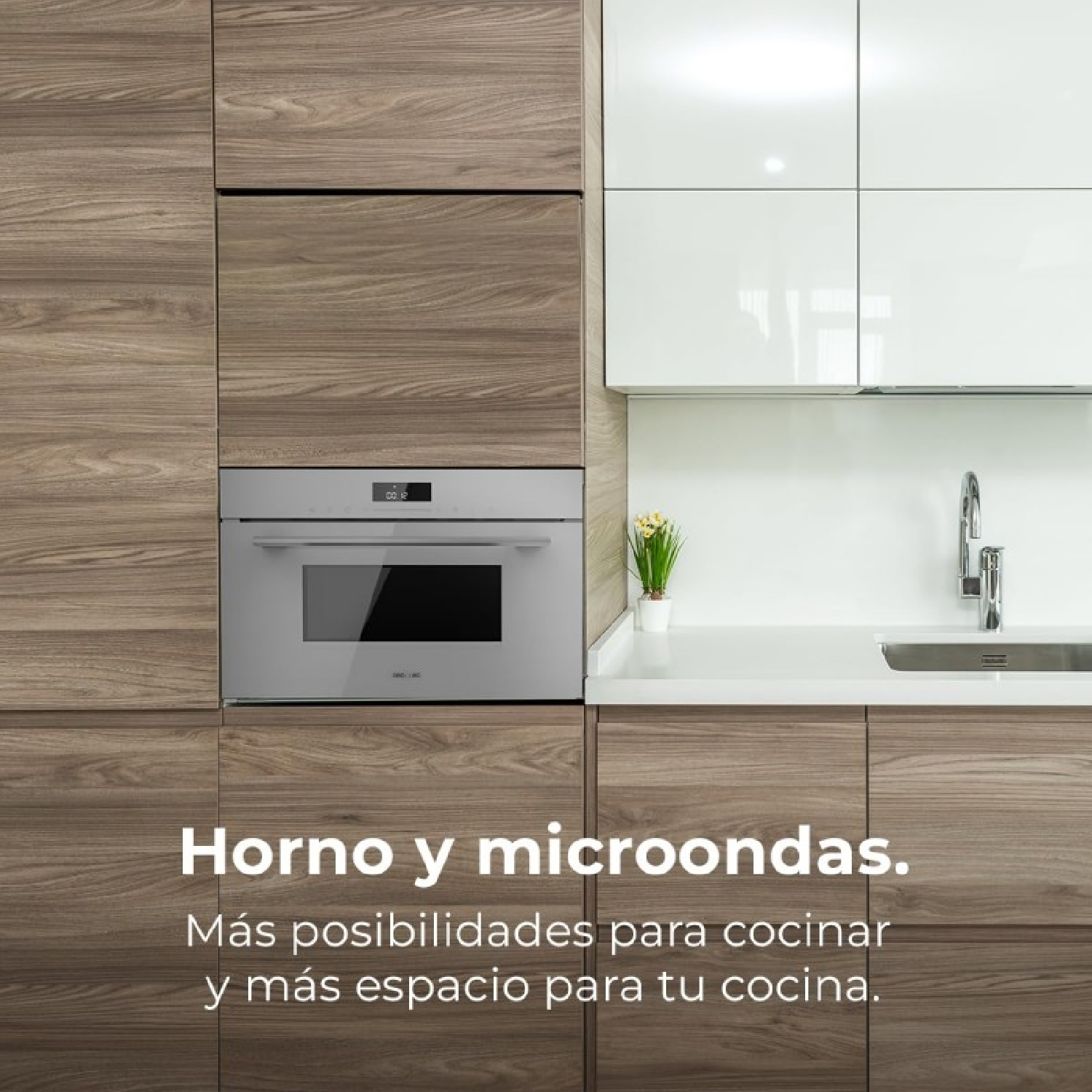 Cocina moderna con horno microondas empotrado. Armarios de madera y encimera blanca.