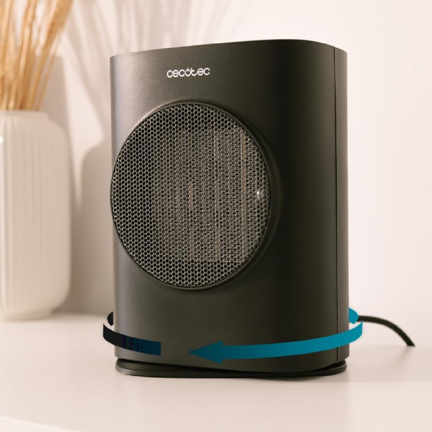 Termoventilatore elettrico Cecotec nero con griglia circolare, freccia blu indica il flusso d'aria.