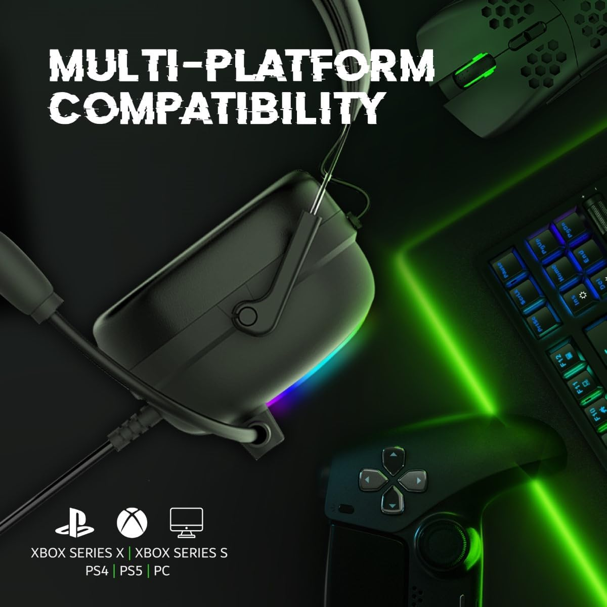 Configurazione di gioco con cuffie, controller, tastiera e mouse. Sfondo scuro con sovrapposizione di testo.