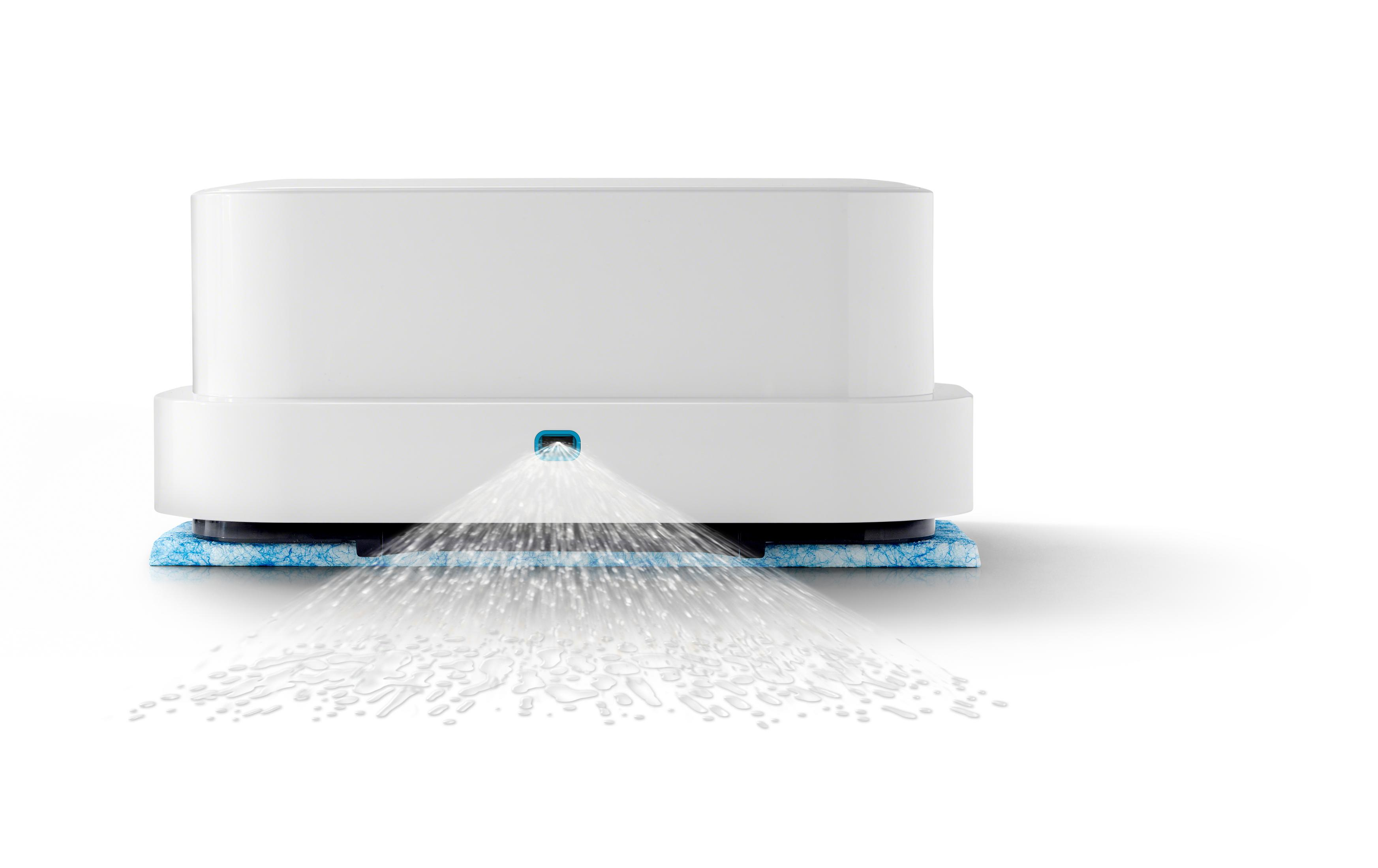 Ein weißer Reinigungsroboter sprüht Wasser. Es befindet sich auf einem blauen Reinigungspad.