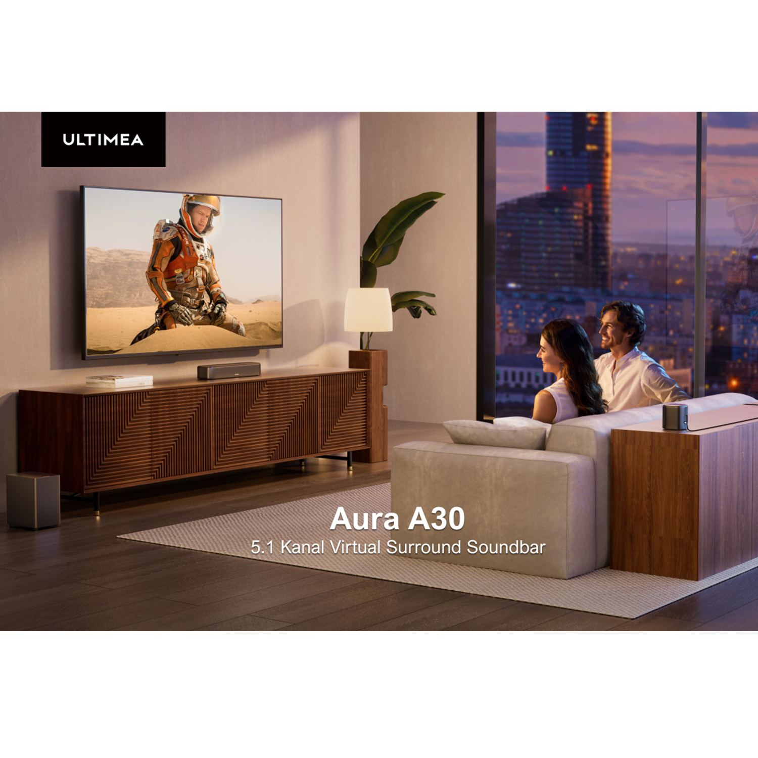 Wohnzimmer mit Fernseher, Soundbar und Paar auf dem Sofa, die einen Film schauen.