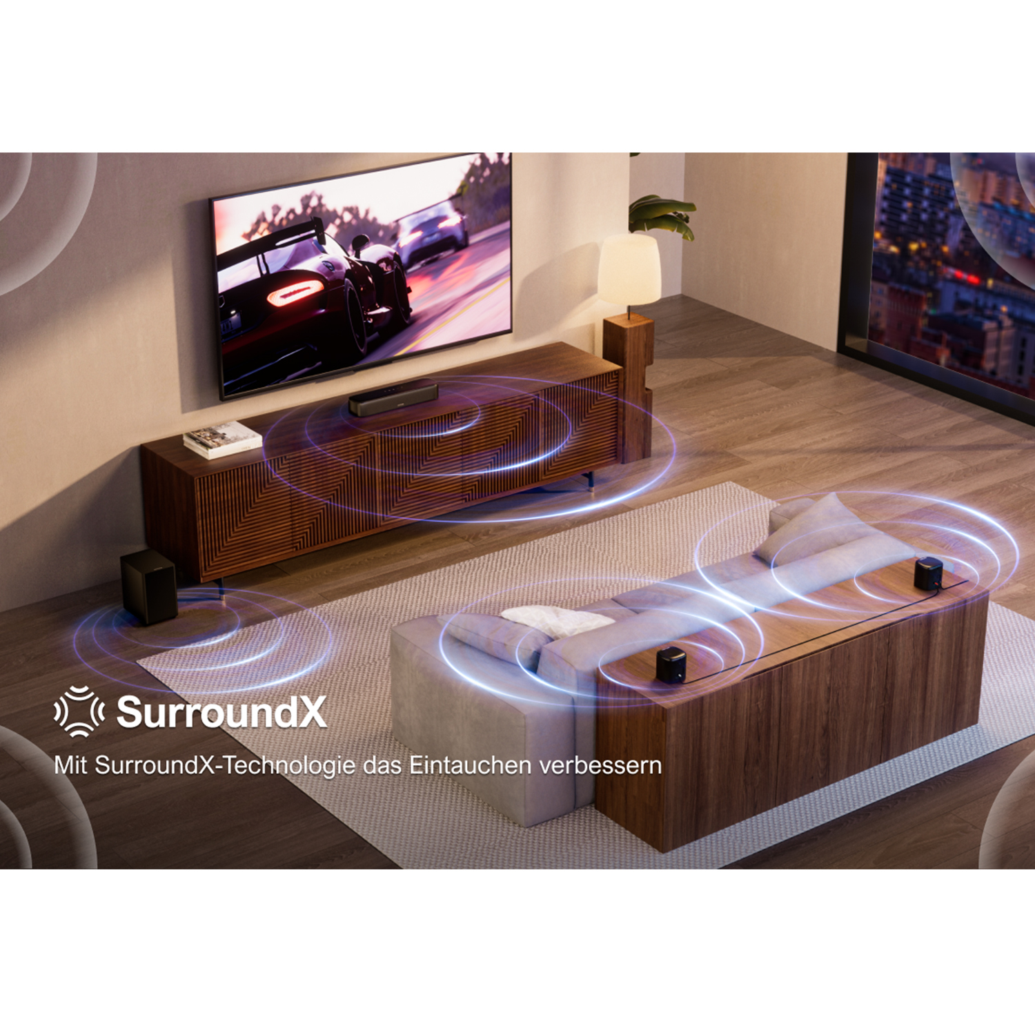 Wohnzimmer mit Fernseher, Soundsystem und Sofa. Lichtstrahlen zeigen SurroundX-Technologie.