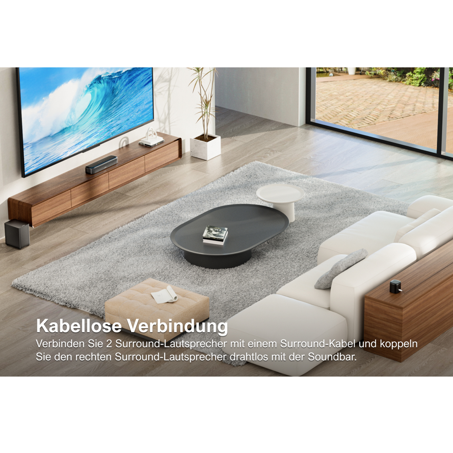 Wohnzimmer-Setup mit großem Fernseher, Soundbar und Surround-Lautsprechern. Weißes Sofa, Teppich und Beistelltische.
