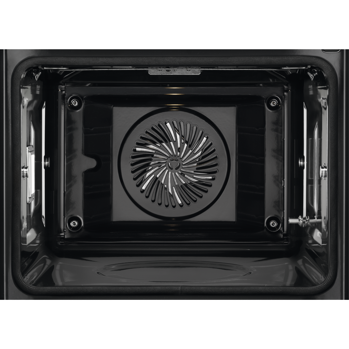 Interno del forno, nero, con ventola al centro. Sono visibili quattro luci circolari.