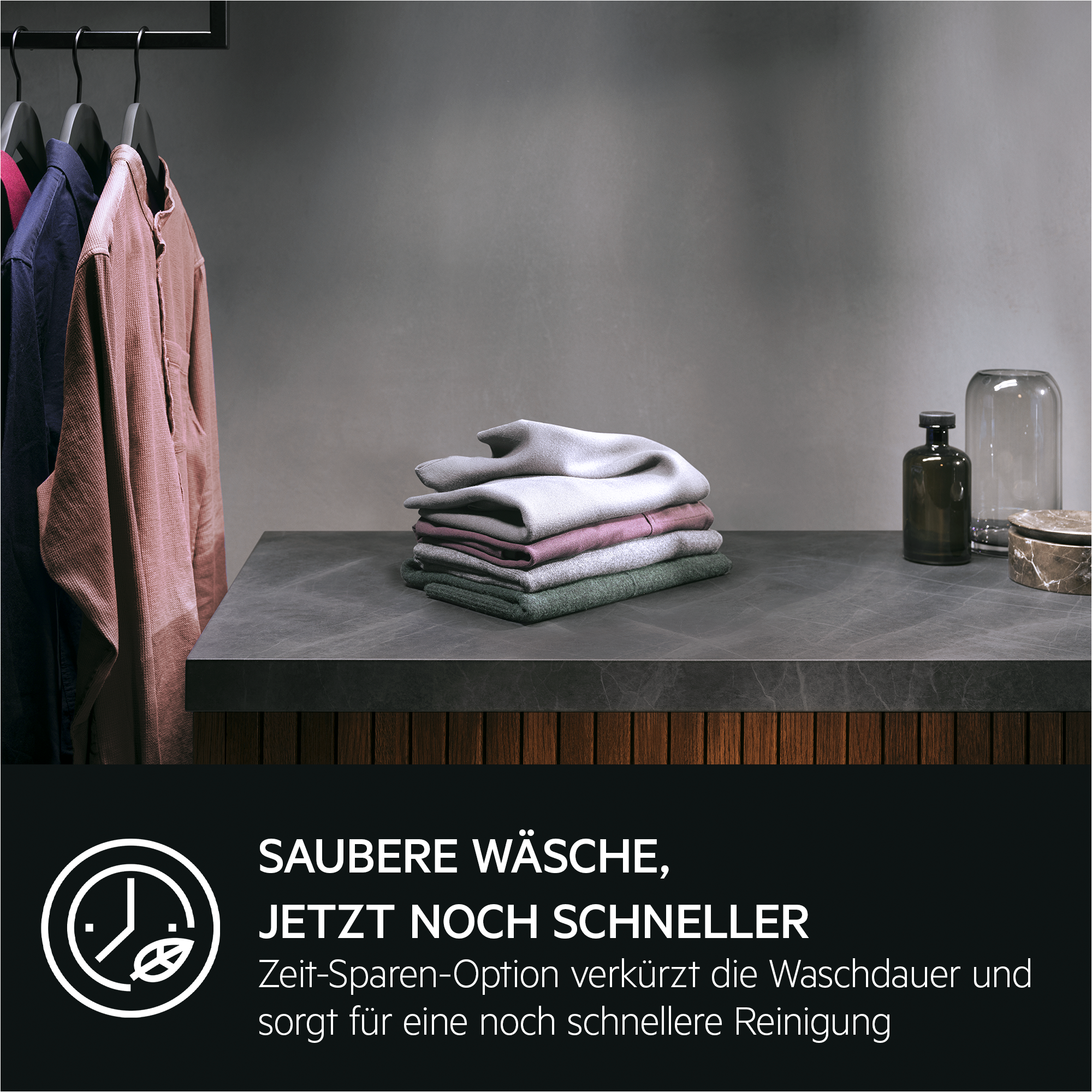 Saubere Wäsche auf einem Tisch, Hemden im Hintergrund. Text: Saubere Kleidung, schneller.