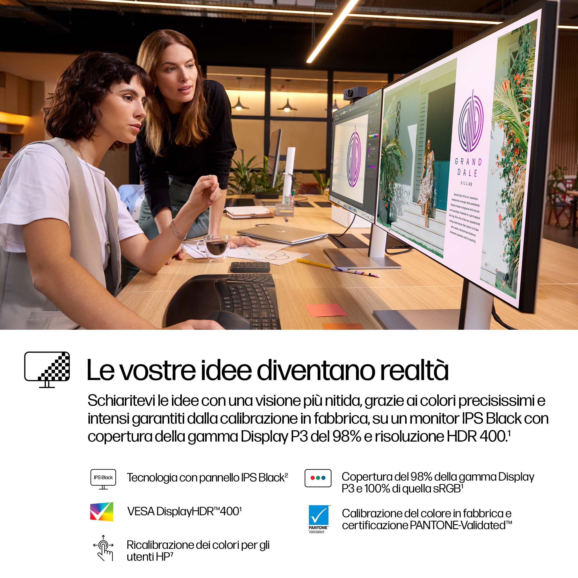 Dwie kobiety patrzące na monitory z tekstem o kalibracji kolorów i wyświetlaczach IPS.