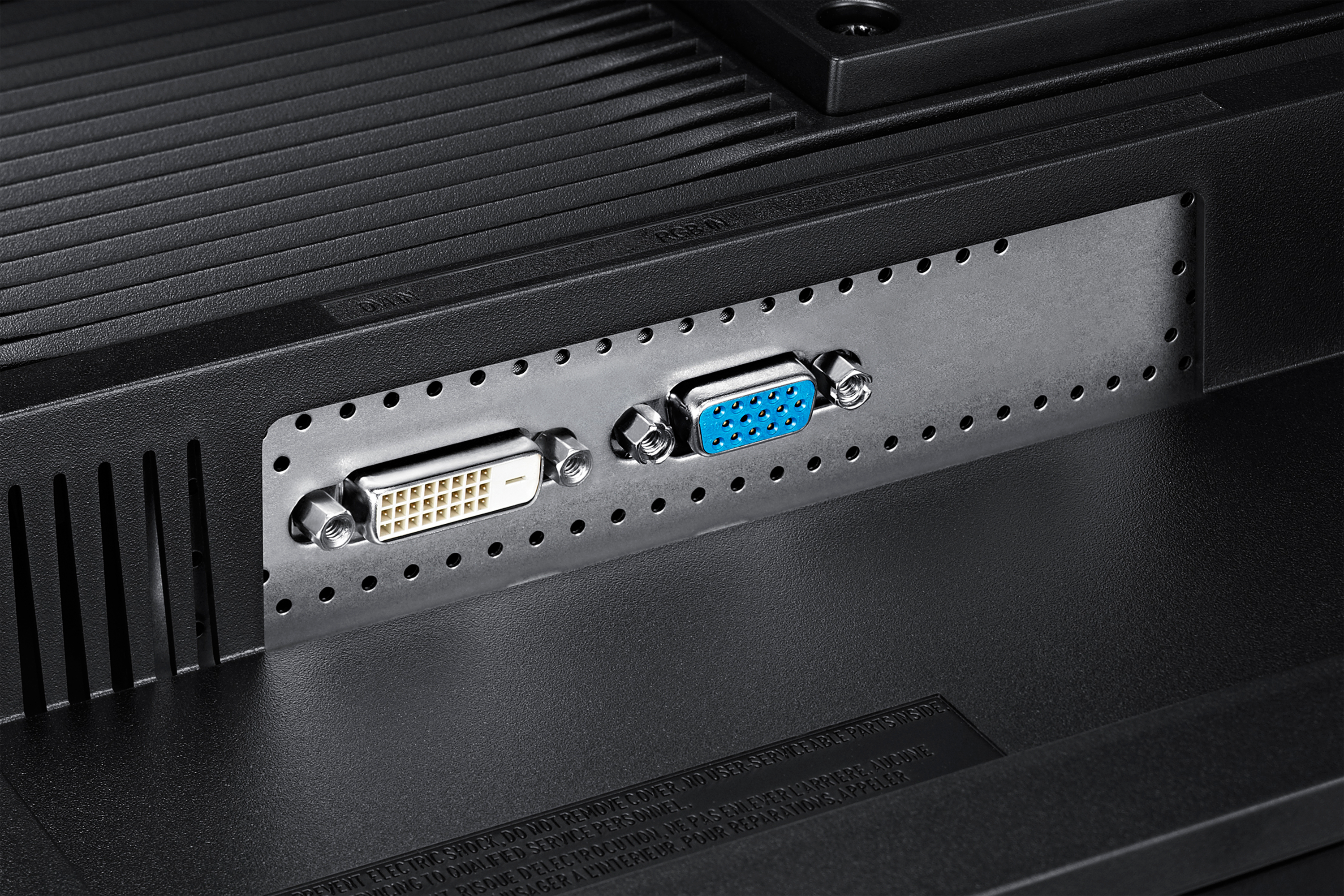 Primo piano delle porte TV. Include connettori DVI e VGA su piastra metallica.